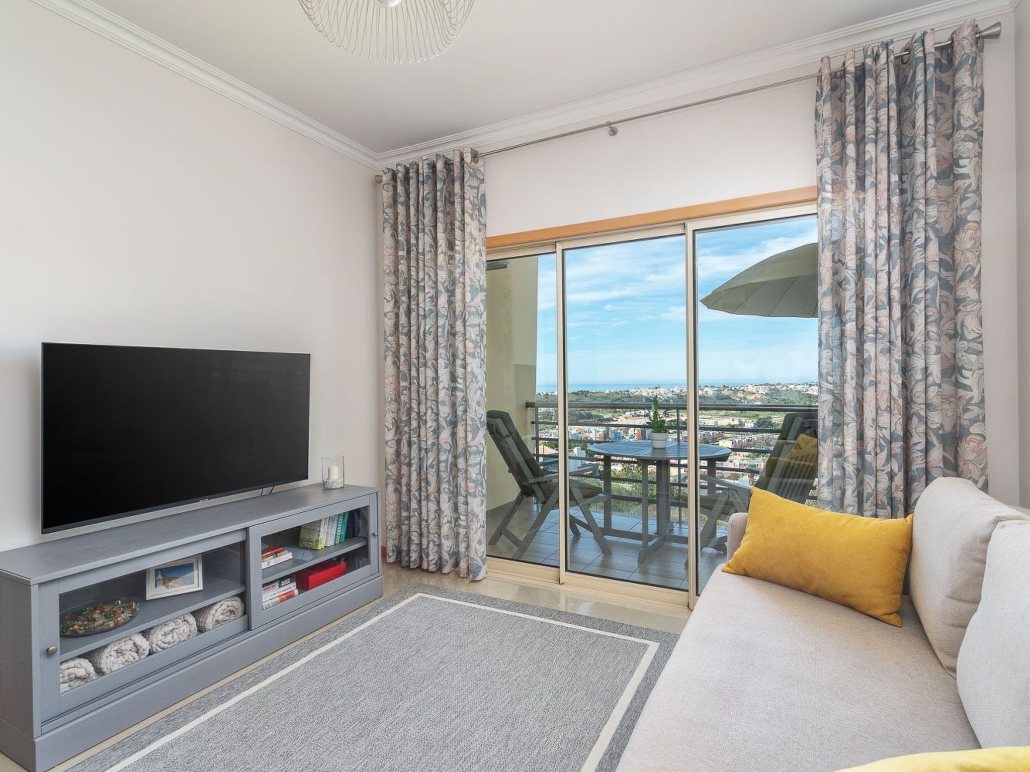 "Elena 2" mit Blick auf das Wasser