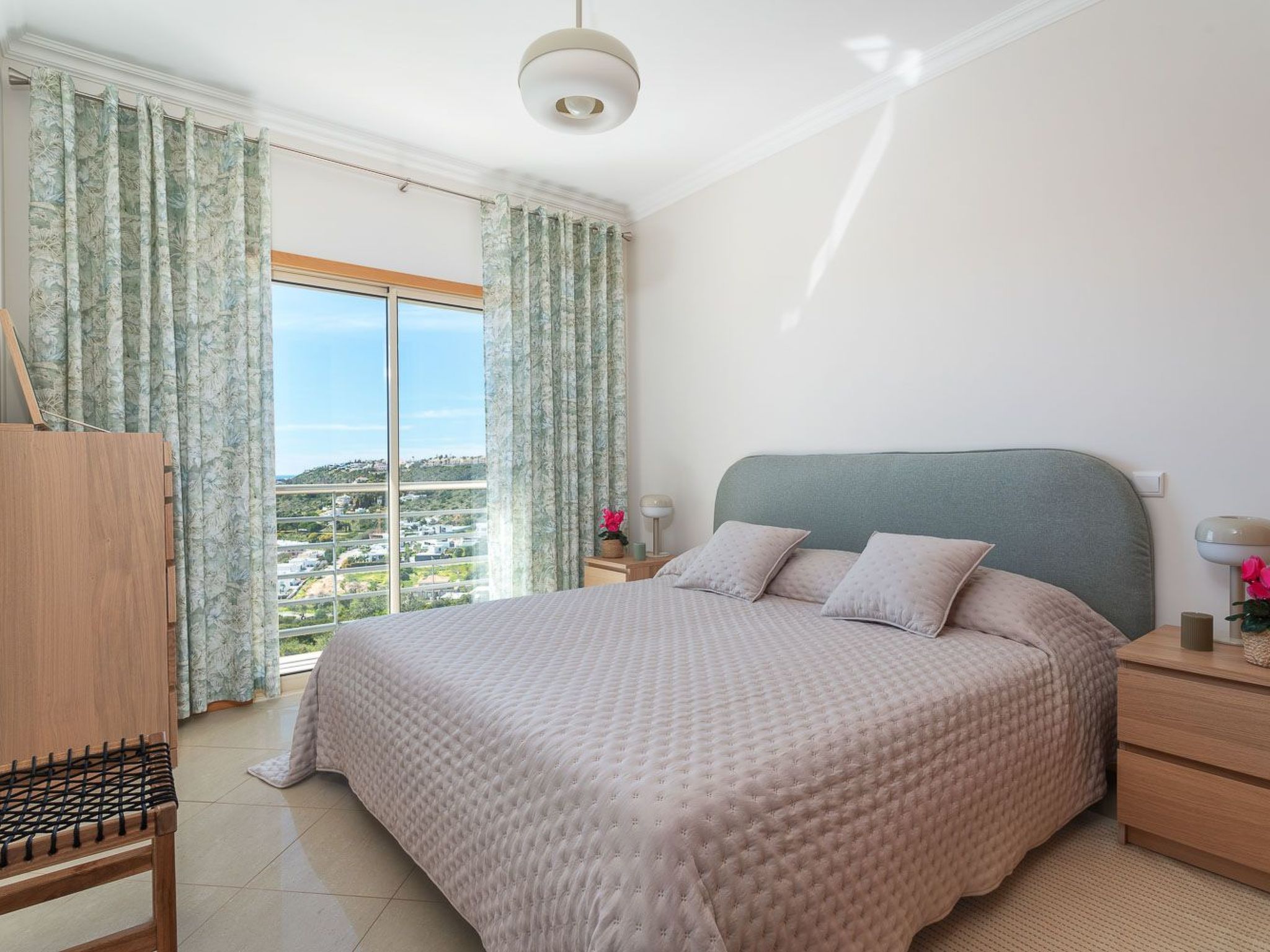 "Elena 2" mit Blick auf das Wasser-Image-tags.info