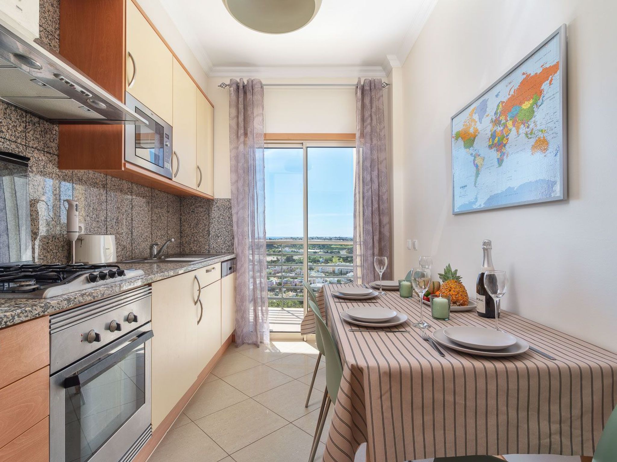 "Elena 2" mit Blick auf das Wasser-Image-tags.info