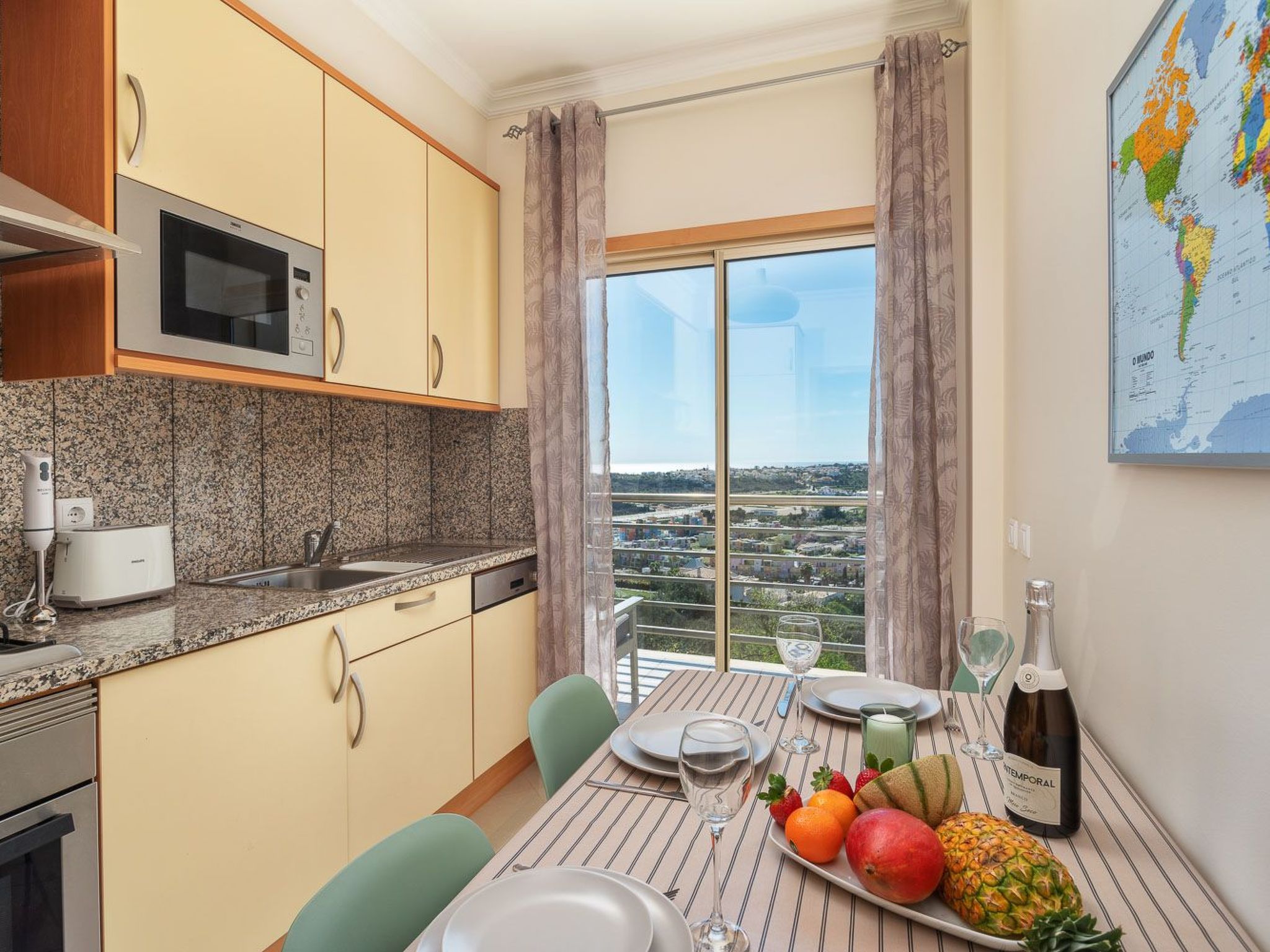 "Elena 2" mit Blick auf das Wasser-Image-tags.info