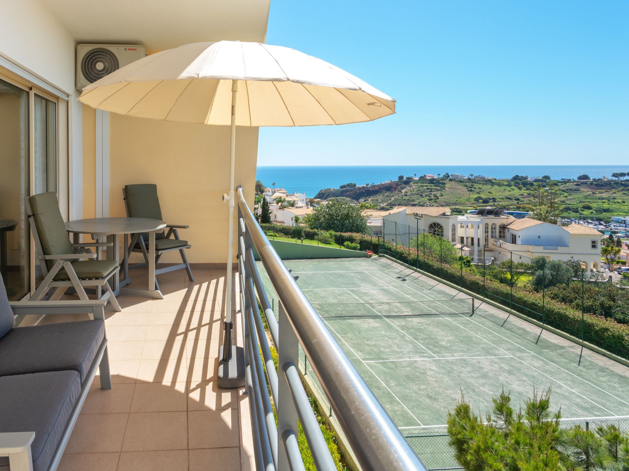 "Elena 2" mit Blick auf das Wasser-Image-tags.info