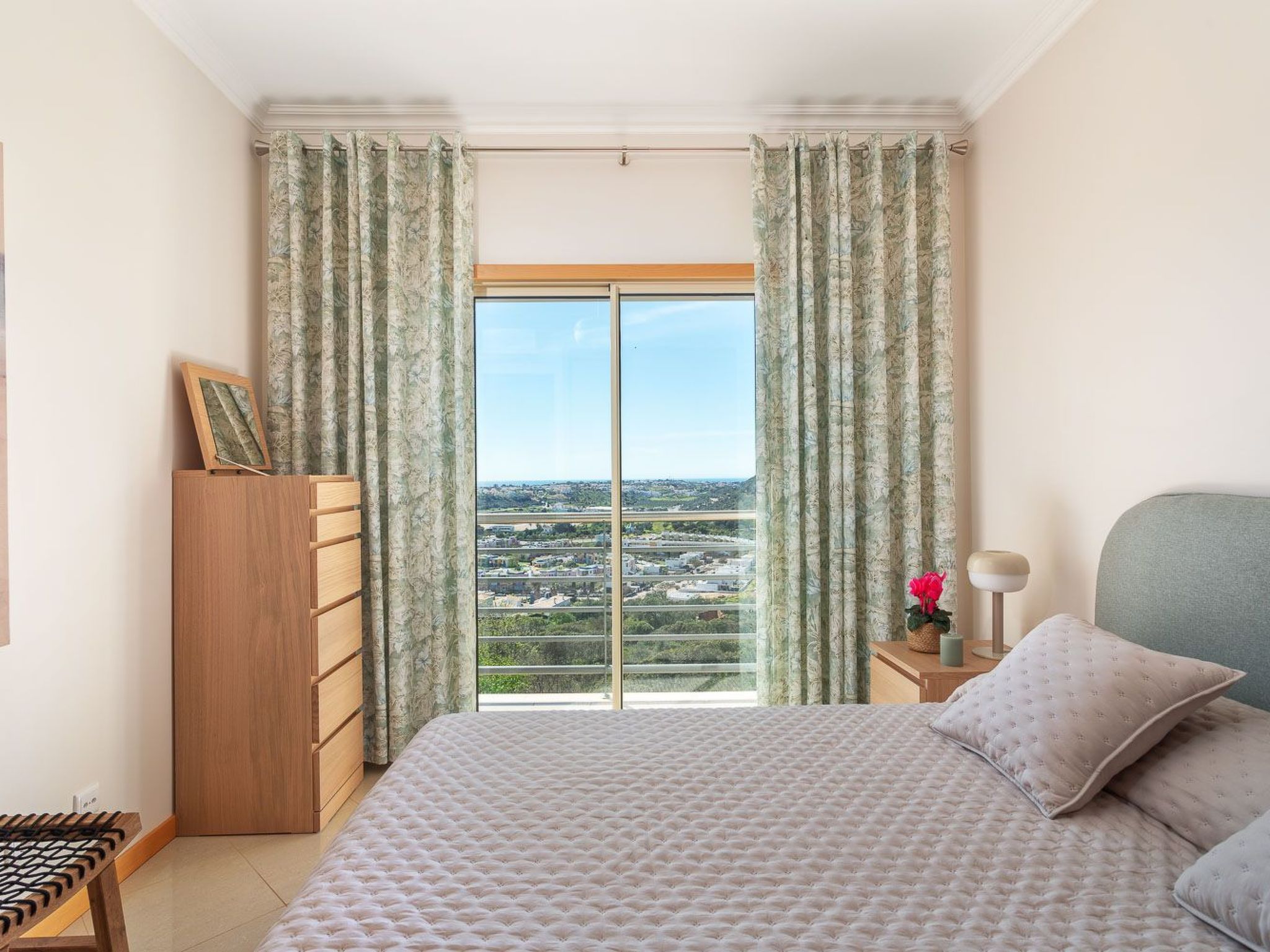 "Elena 2" mit Blick auf das Wasser-Image-tags.info