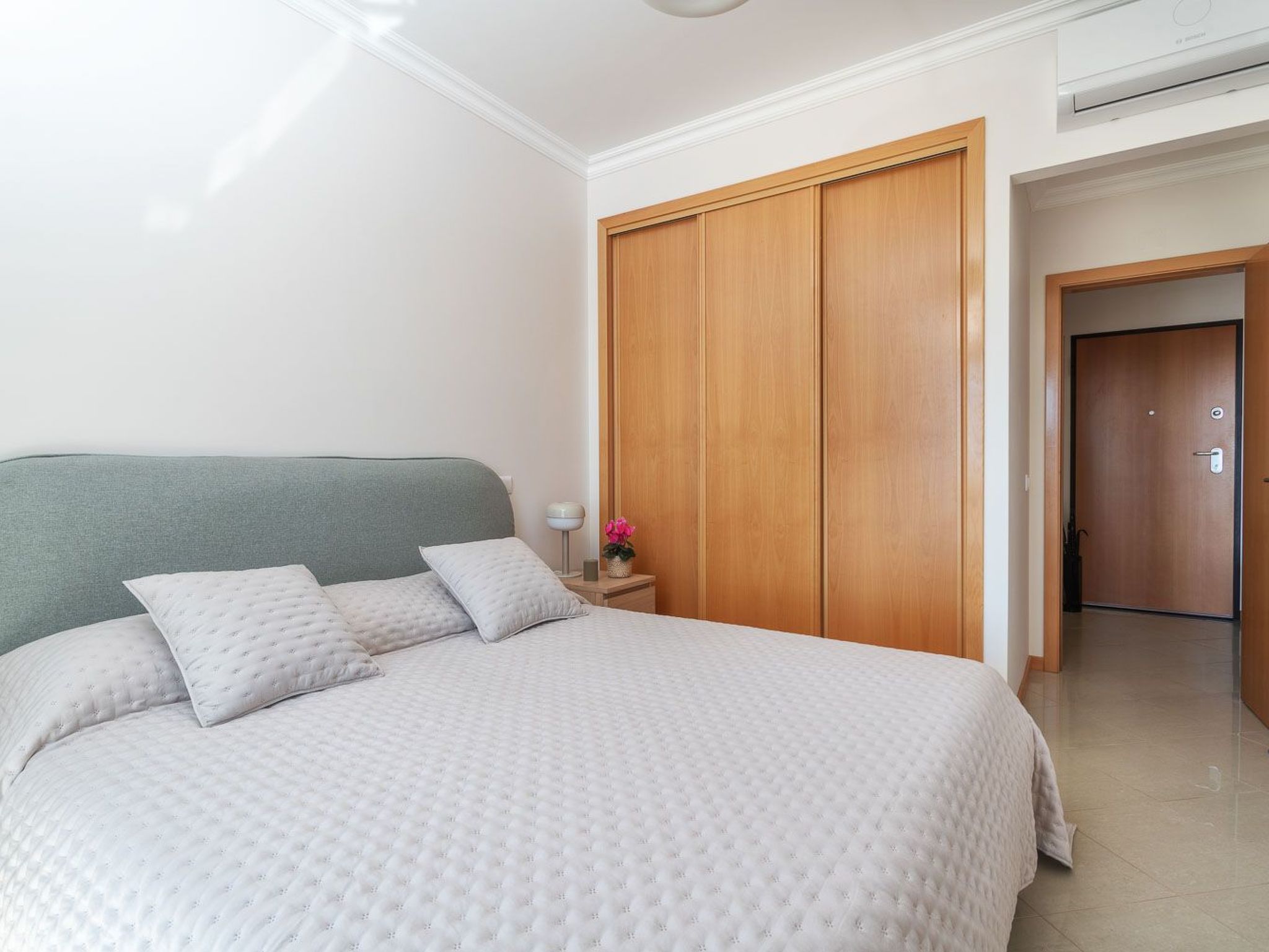 "Elena 2" mit Blick auf das Wasser-Image-tags.info