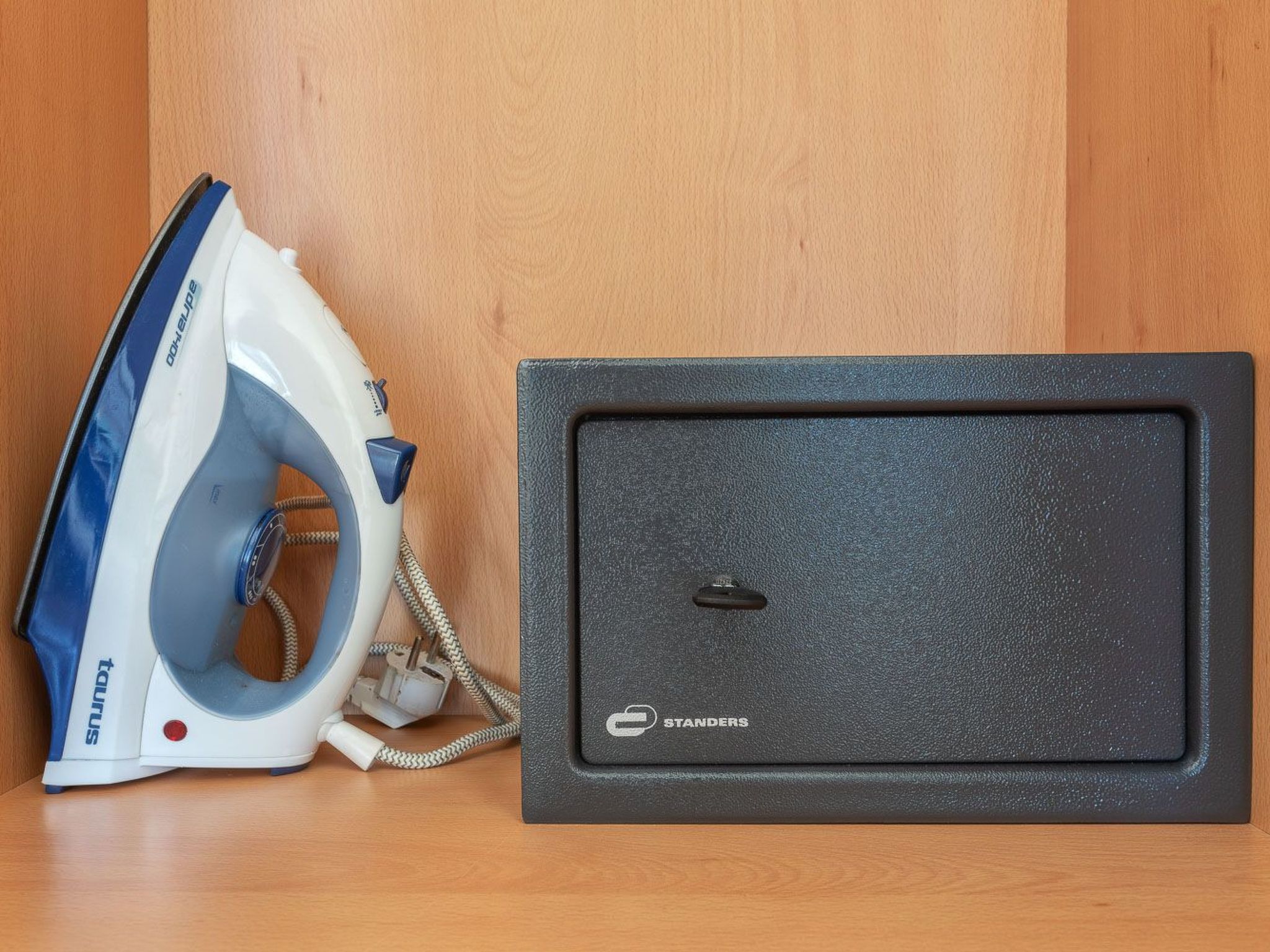 "Elena 2" mit Blick auf das Wasser-Image-tags.info