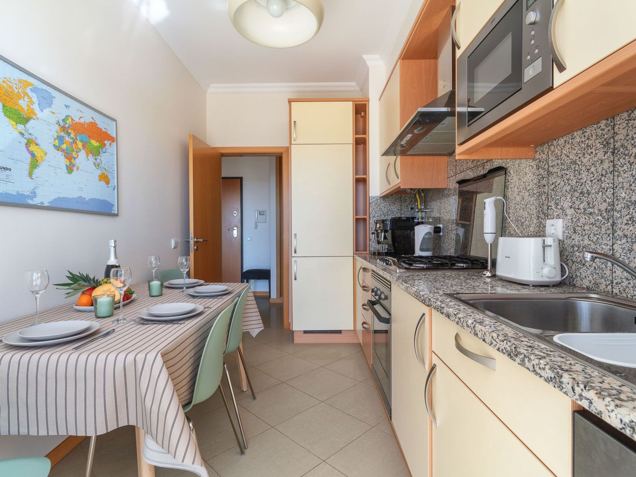 "Elena 2" mit Blick auf das Wasser-Image-tags.info