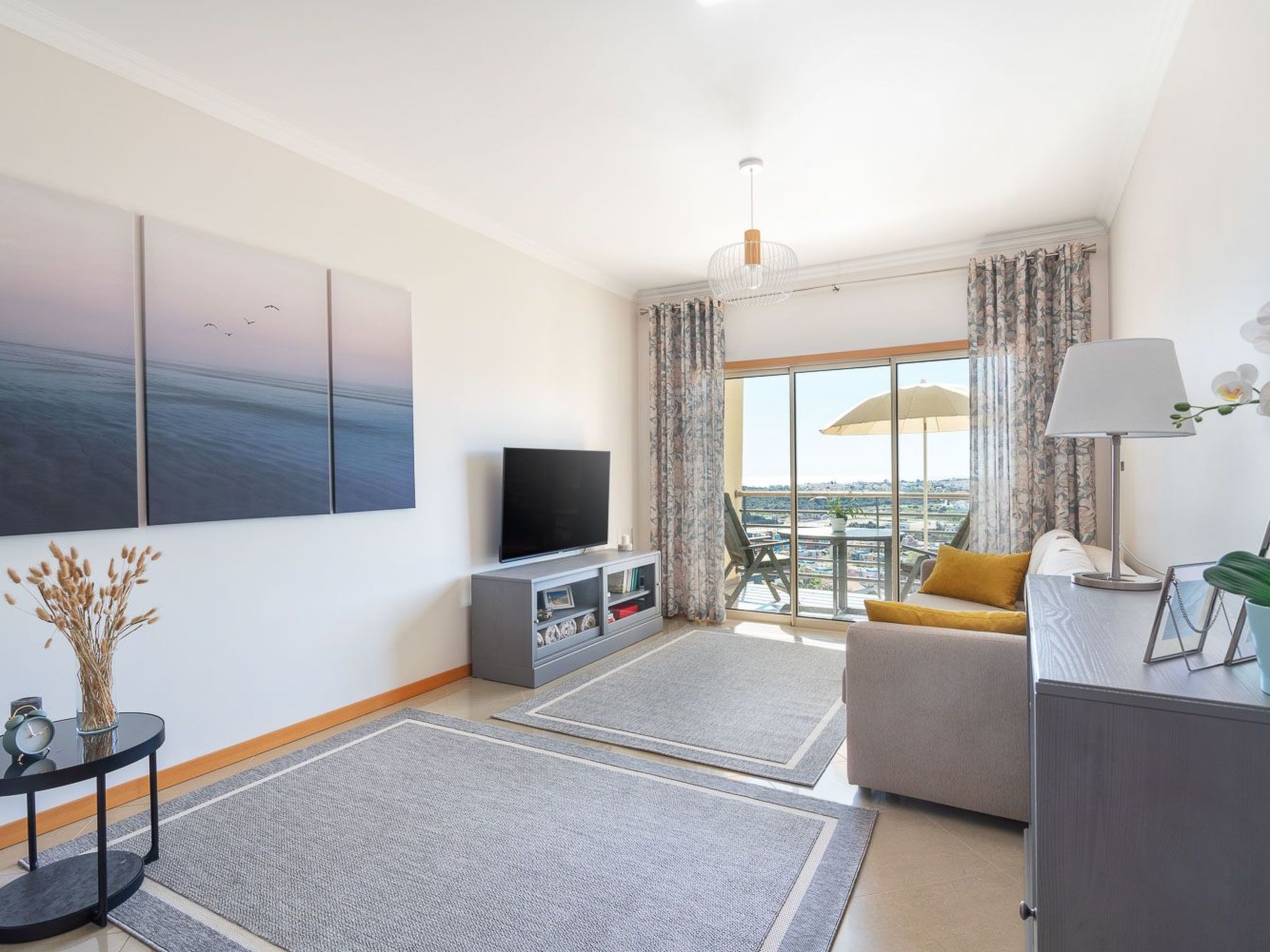 "Elena 2" mit Blick auf das Wasser-Image-tags.info