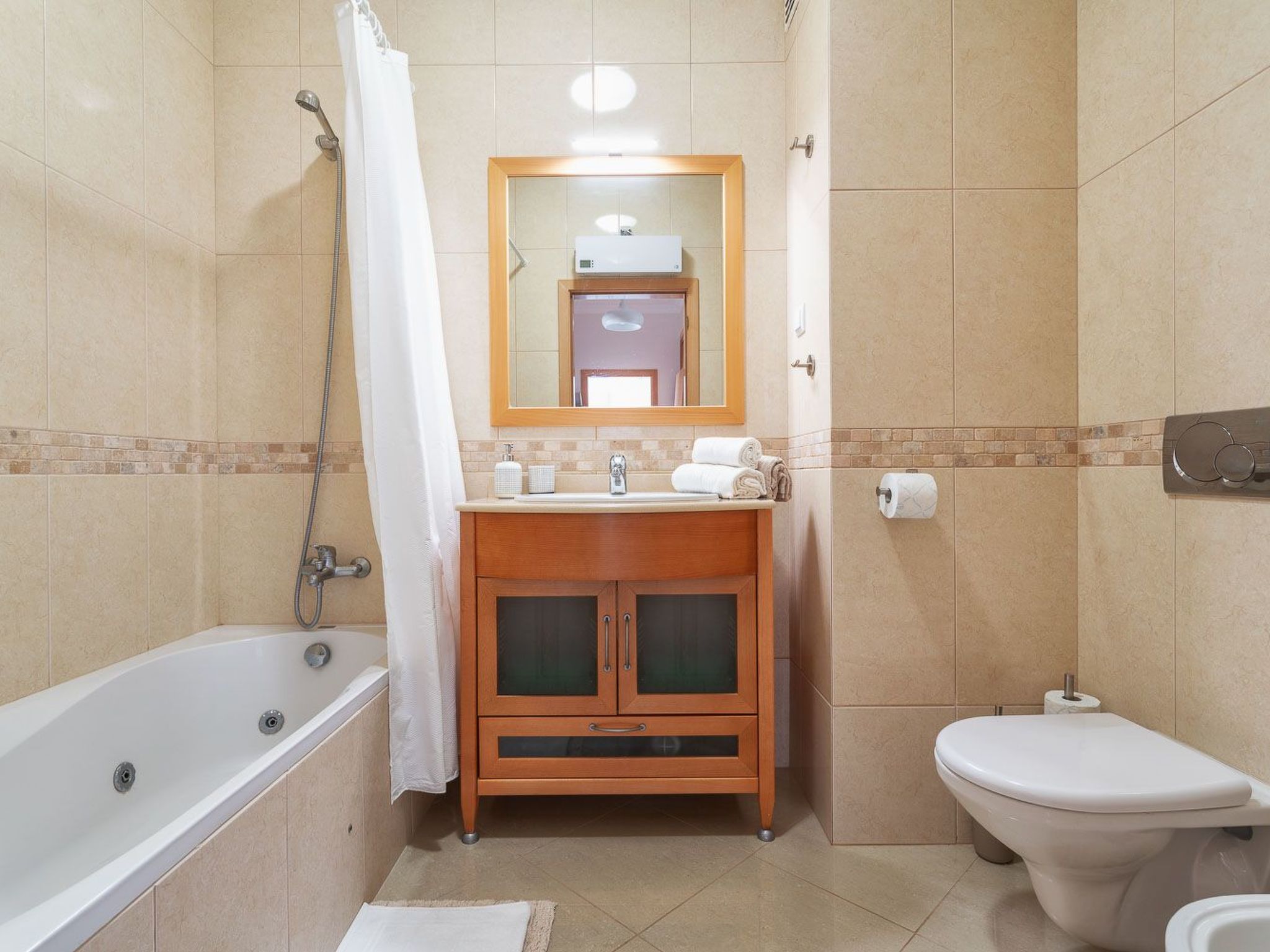 "Elena 2" mit Blick auf das Wasser-Image-tags.info