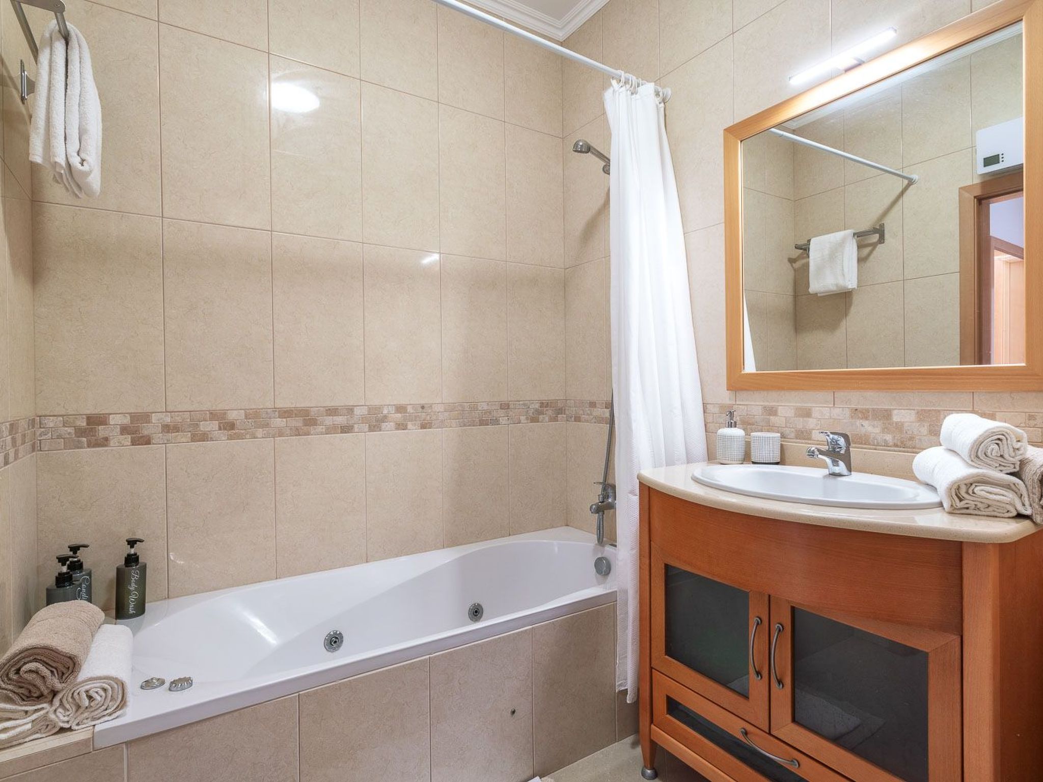 "Elena 2" mit Blick auf das Wasser-Image-tags.info