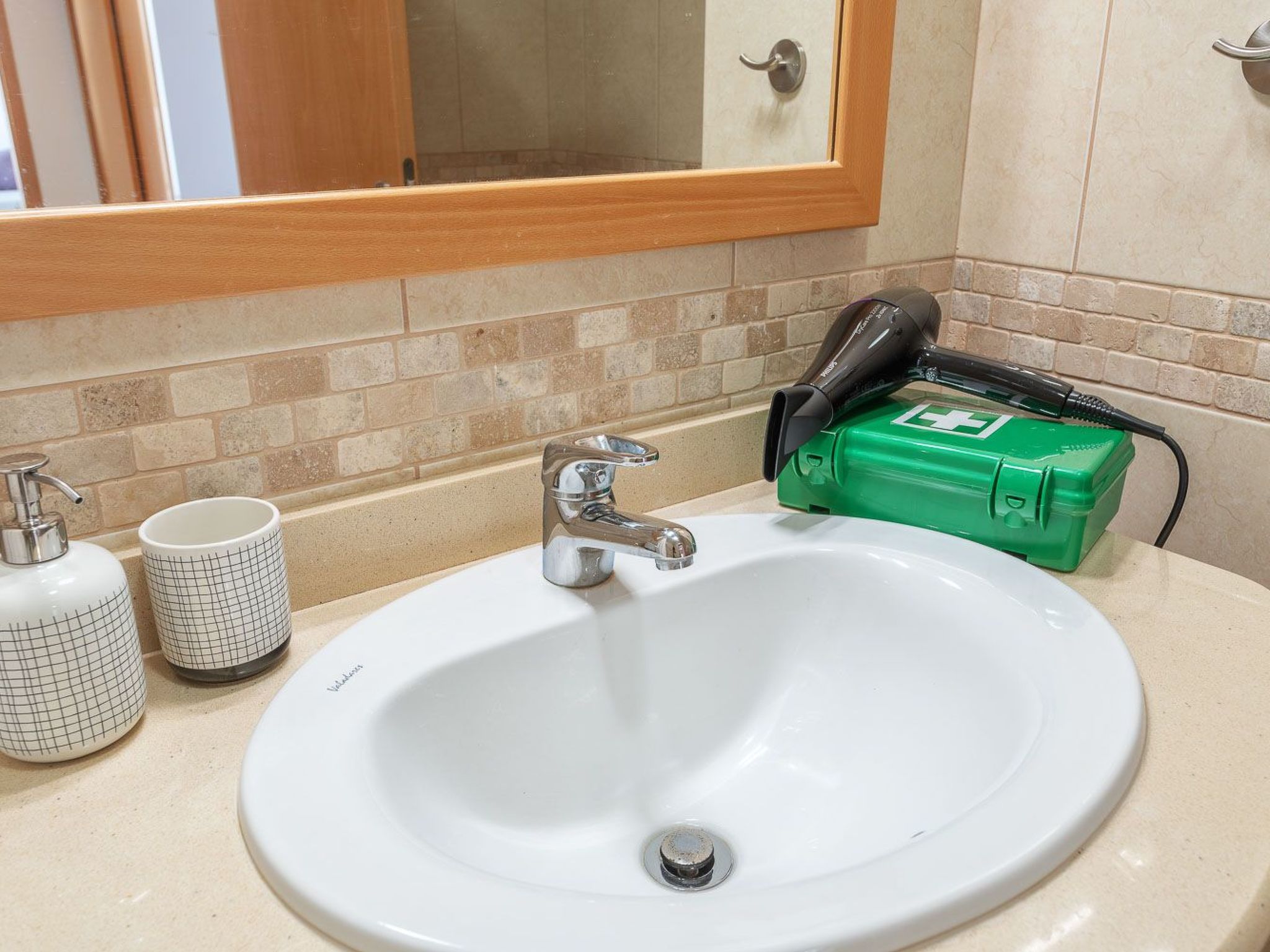 "Elena 2" mit Blick auf das Wasser-Image-tags.info