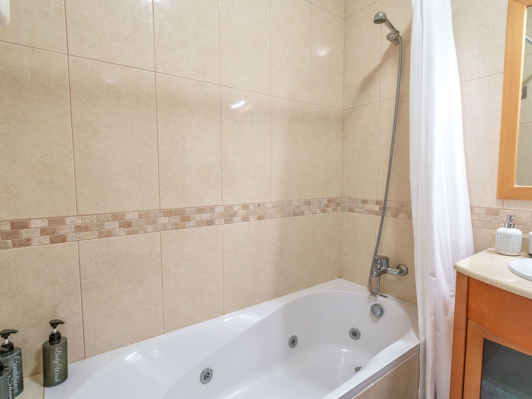 "Elena 2" mit Blick auf das Wasser-Image-tags.info