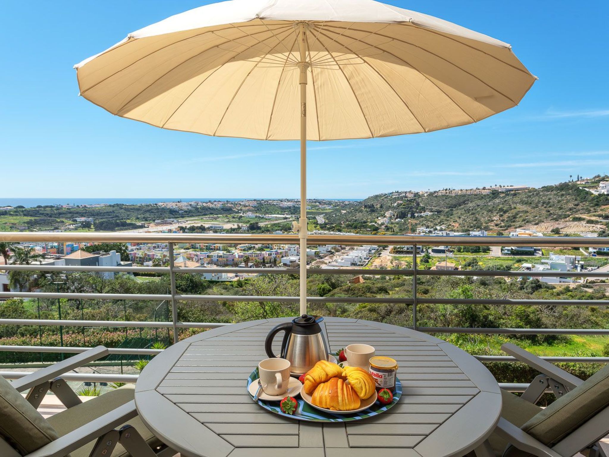 "Elena 2" mit Blick auf das Wasser-Image-tags.info