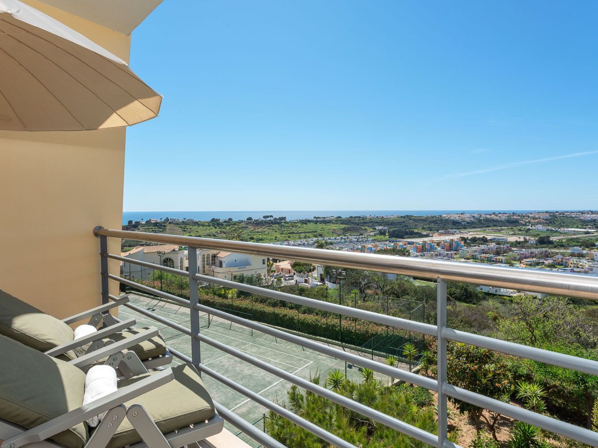 "Elena 2" mit Blick auf das Wasser-Image-tags.info