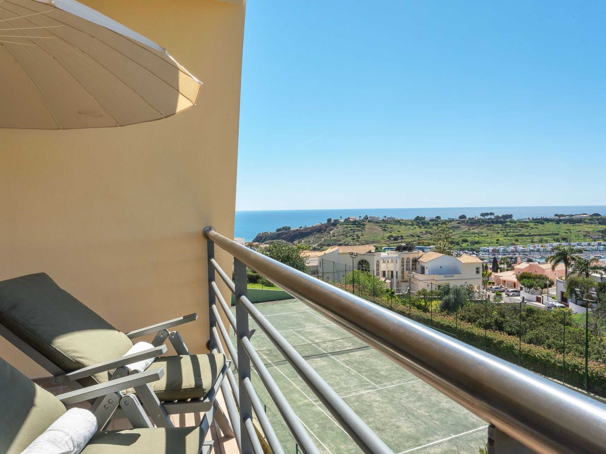 "Elena 2" mit Blick auf das Wasser-Image-tags.info