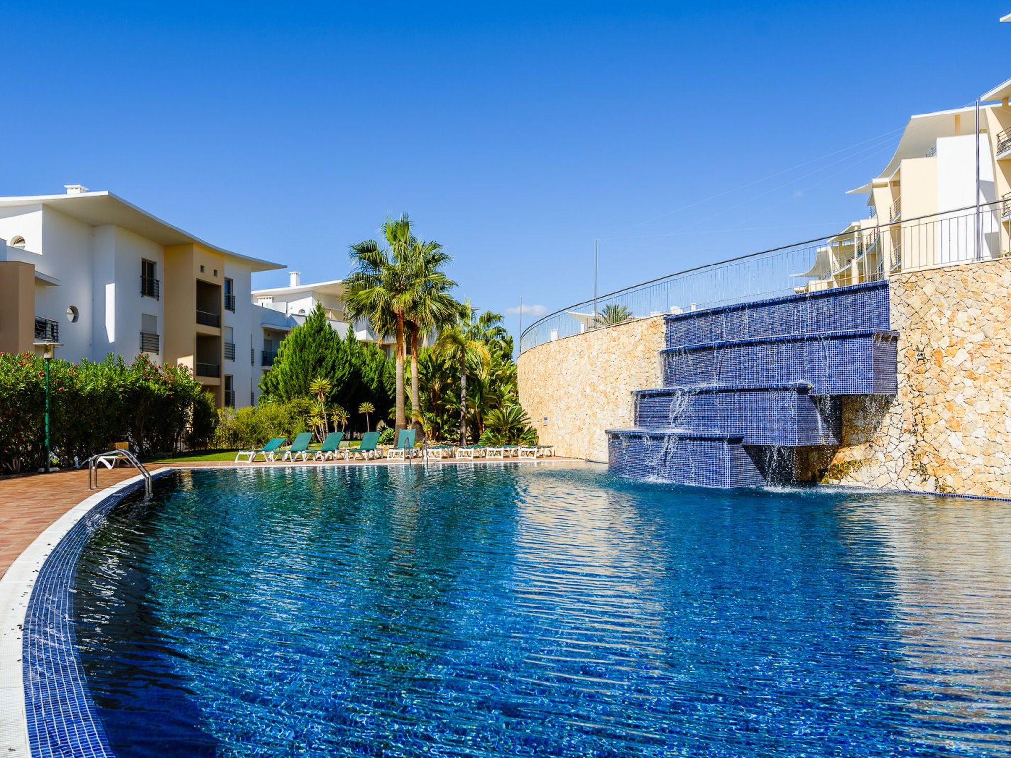 "Elena 2" mit Blick auf das Wasser-Image-tags.info