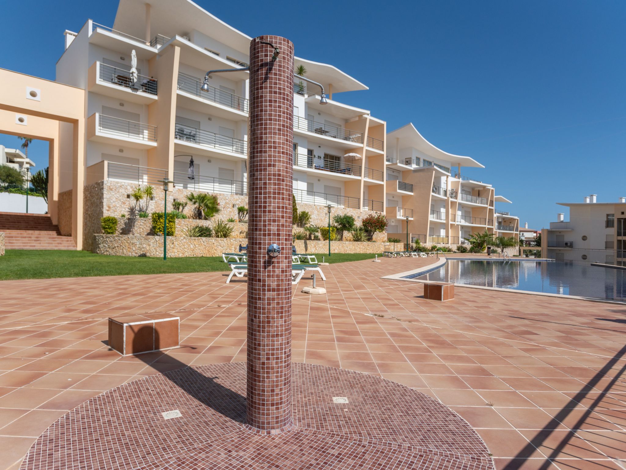 "Elena 2" mit Blick auf das Wasser-Image-tags.info