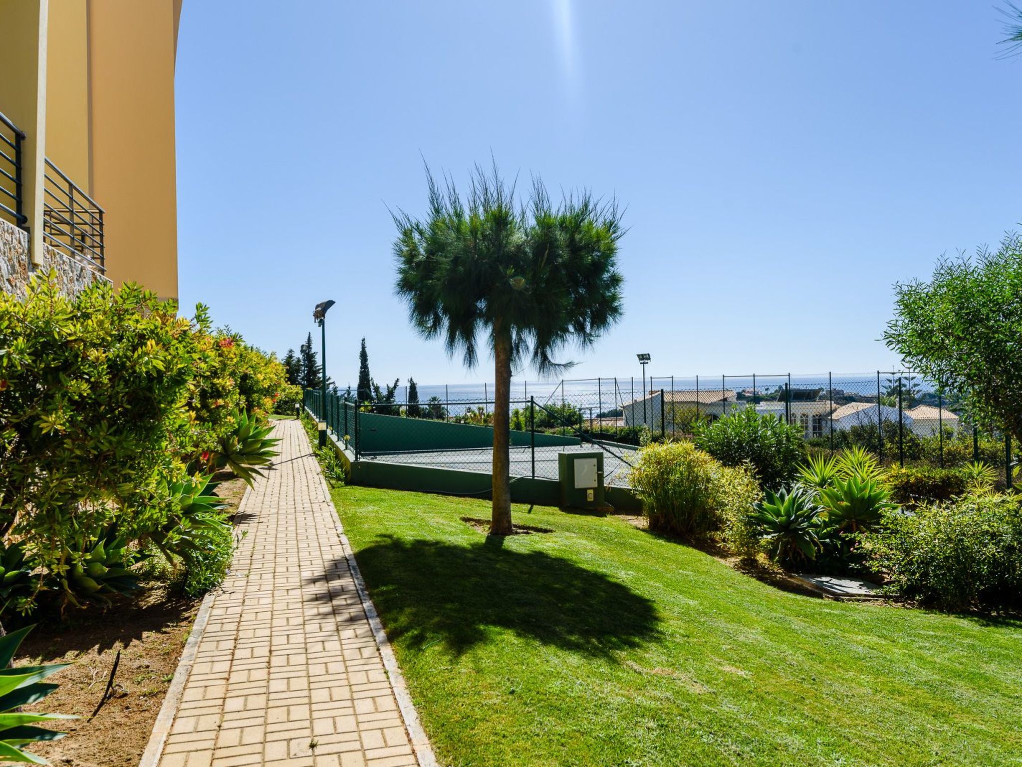 "Elena 2" mit Blick auf das Wasser-Image-tags.info