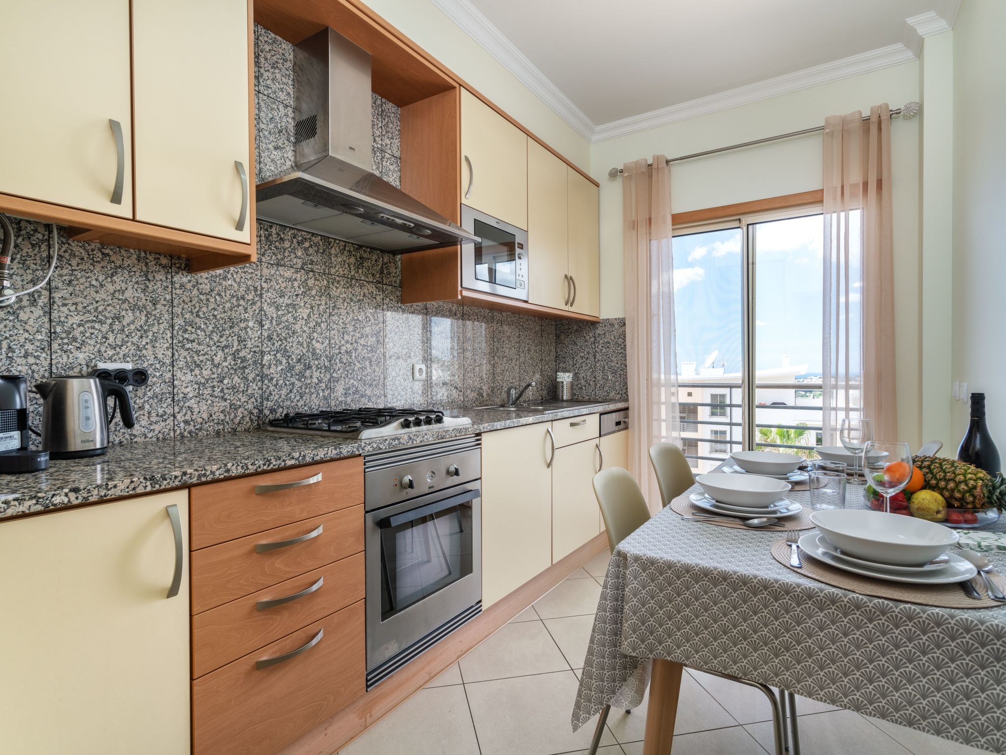 "Elena 1" mit Blick auf das Wasser-Image-tags.info