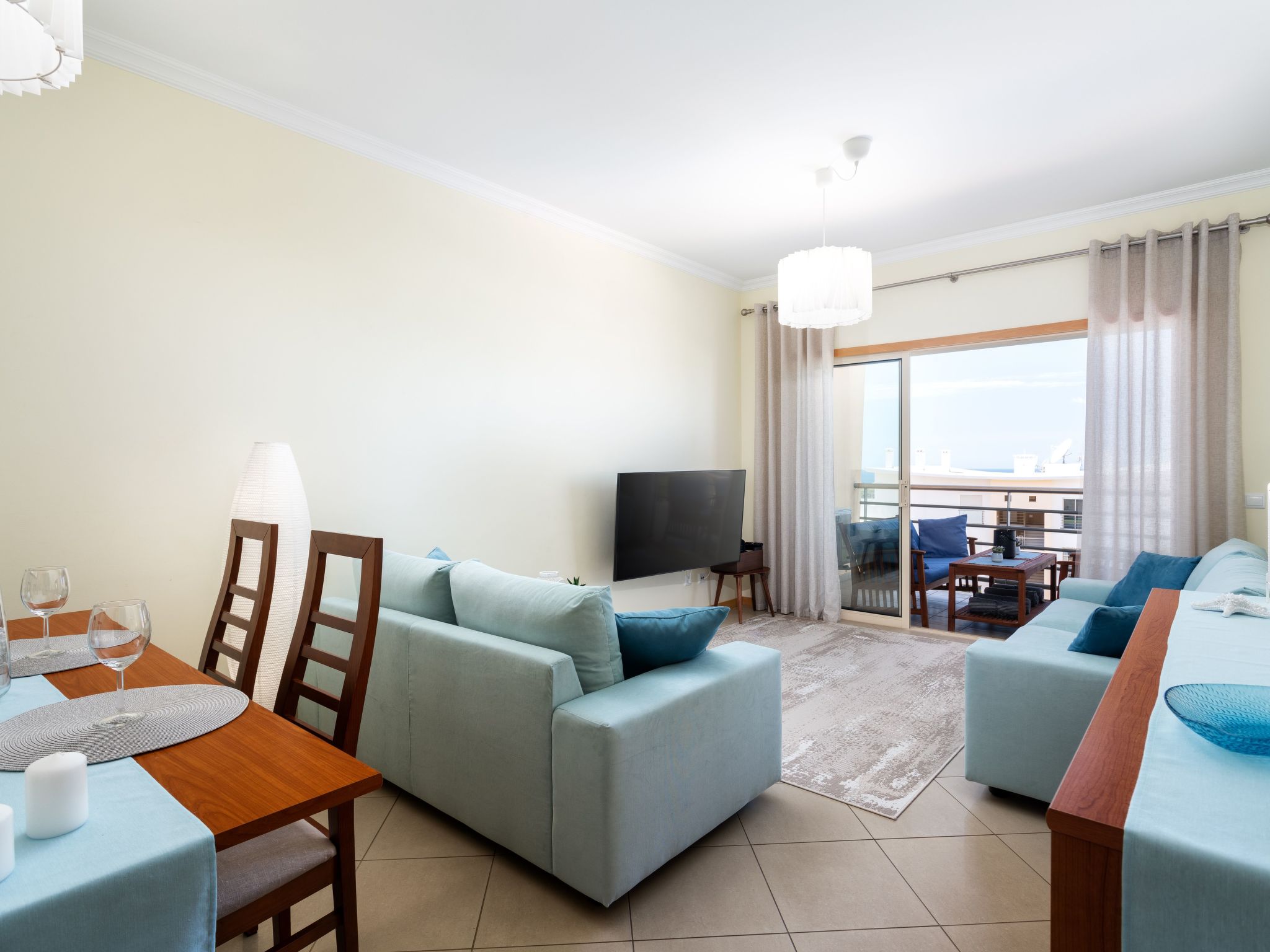 "Elena 1" mit Blick auf das Wasser-Image-tags.info