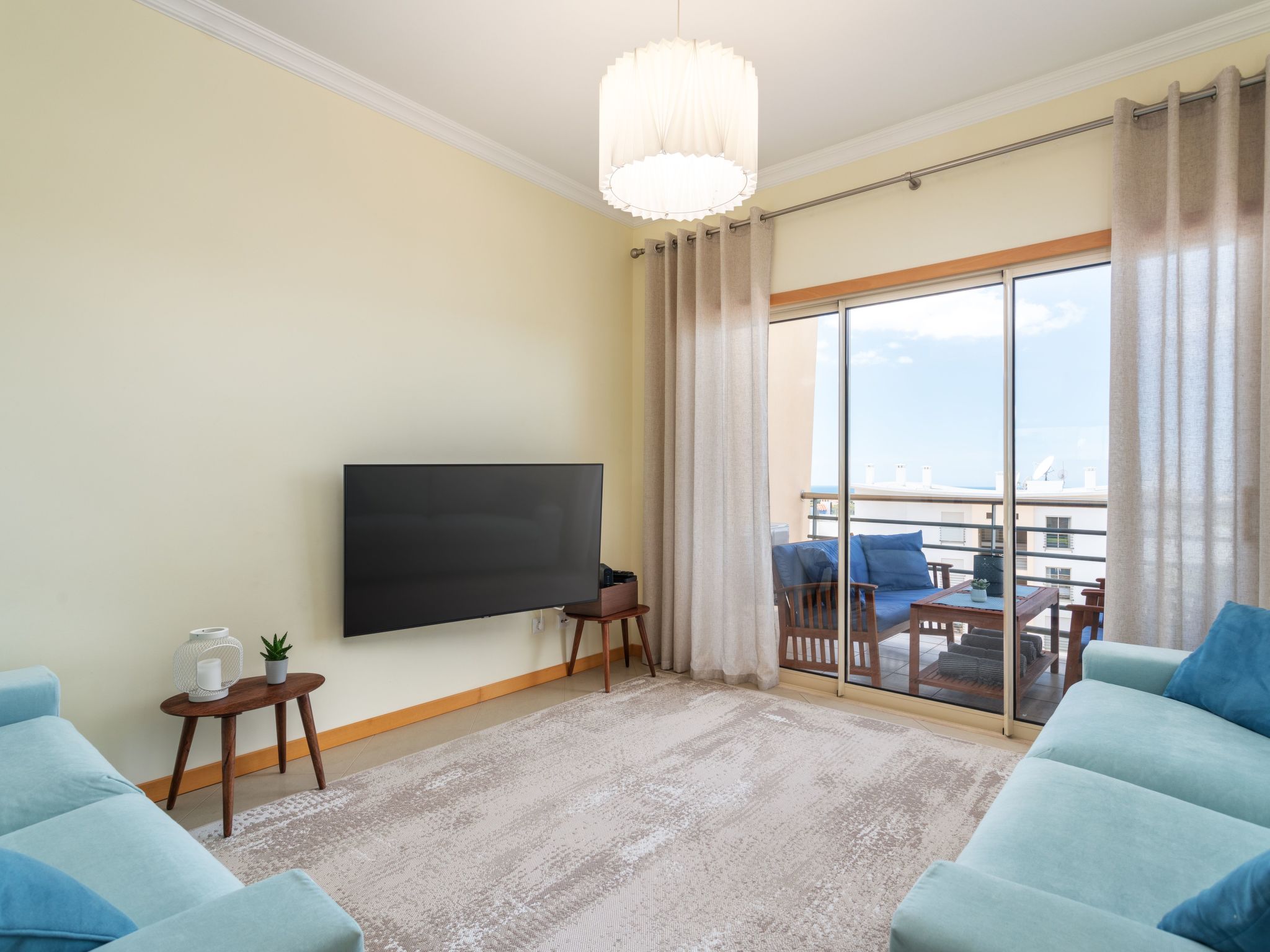 "Elena 1" mit Blick auf das Wasser-Image-tags.info