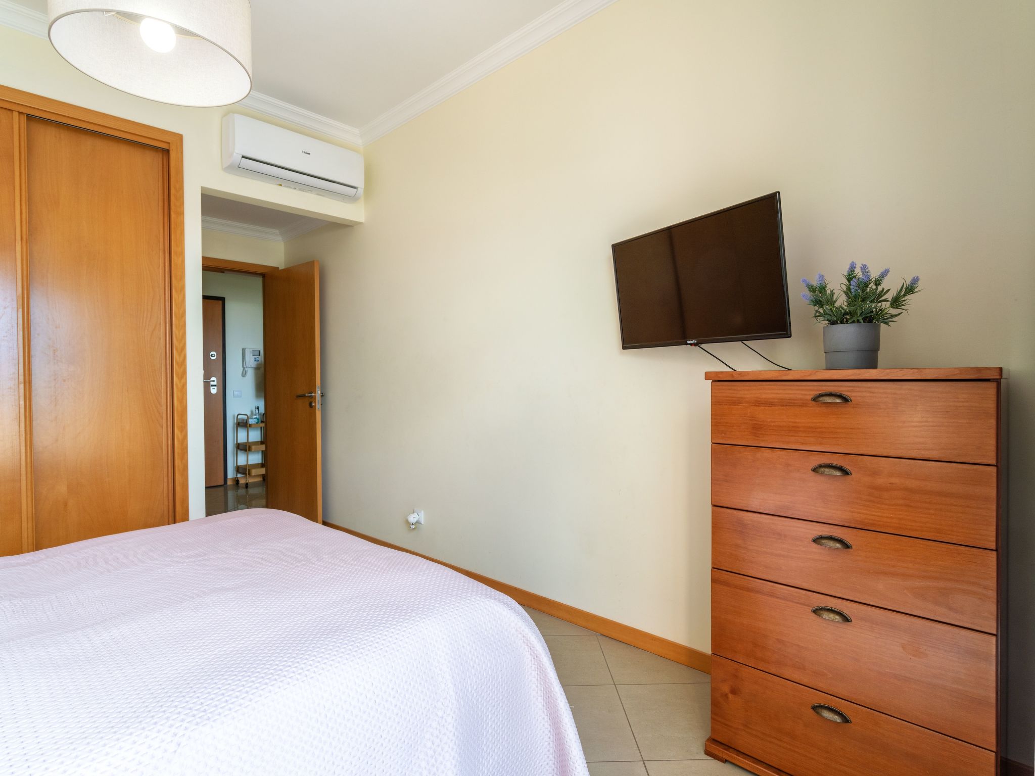 "Elena 1" mit Blick auf das Wasser-Image-tags.info