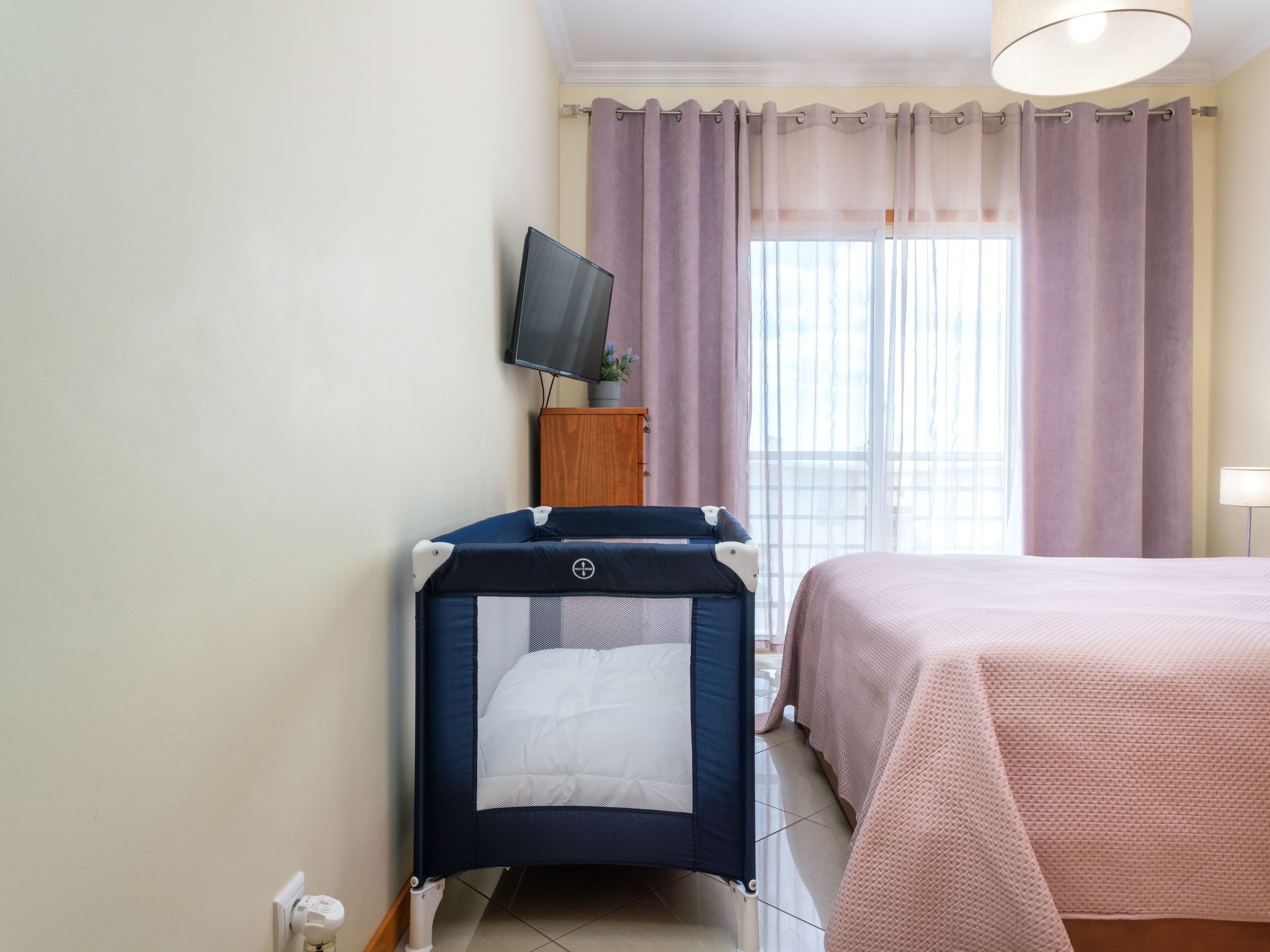 "Elena 1" mit Blick auf das Wasser-Image-tags.info