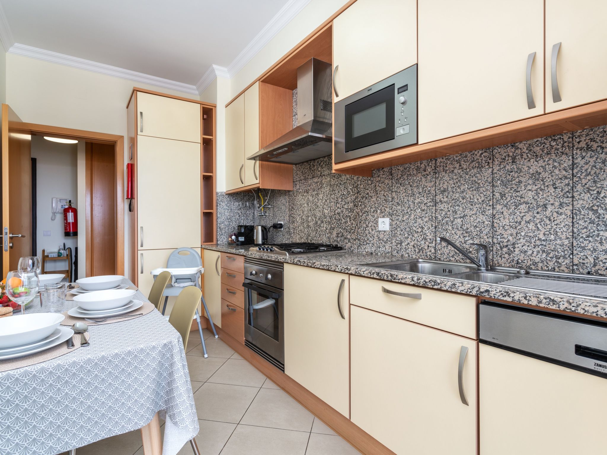 "Elena 1" mit Blick auf das Wasser-Image-tags.info