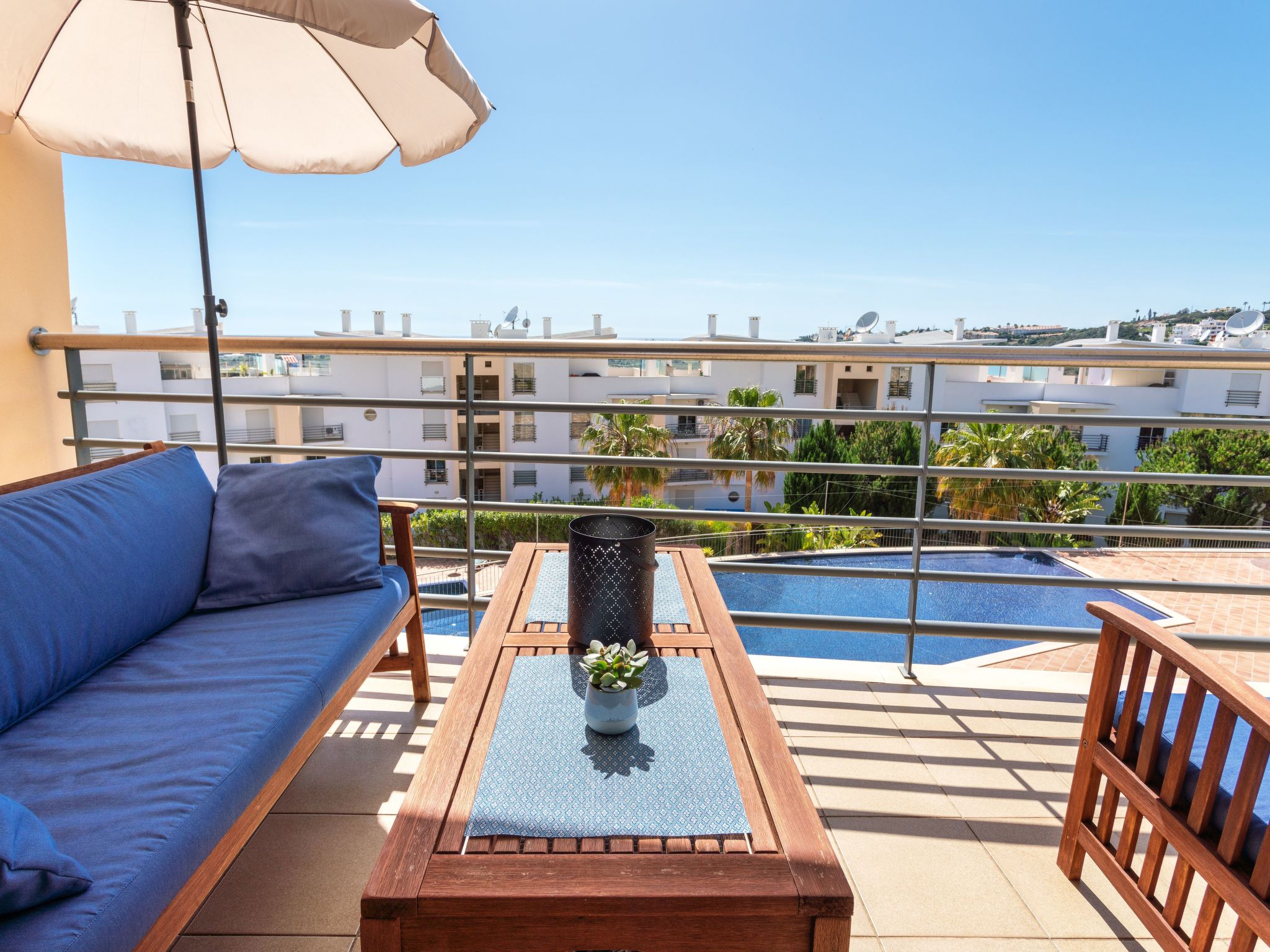 "Elena 1" mit Blick auf das Wasser-Image-tags.info