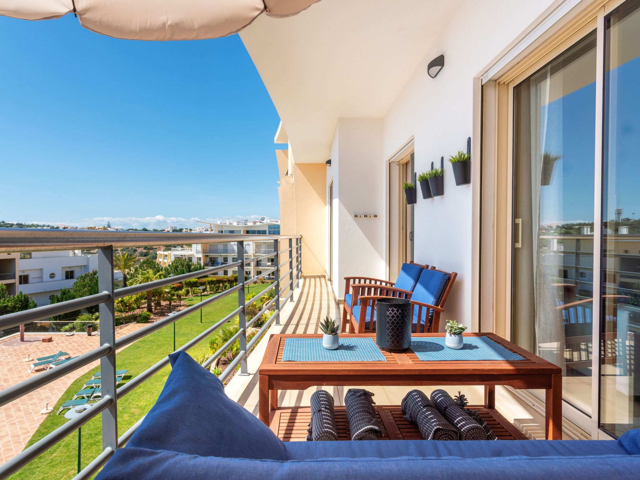 "Elena 1" mit Blick auf das Wasser-Image-tags.info