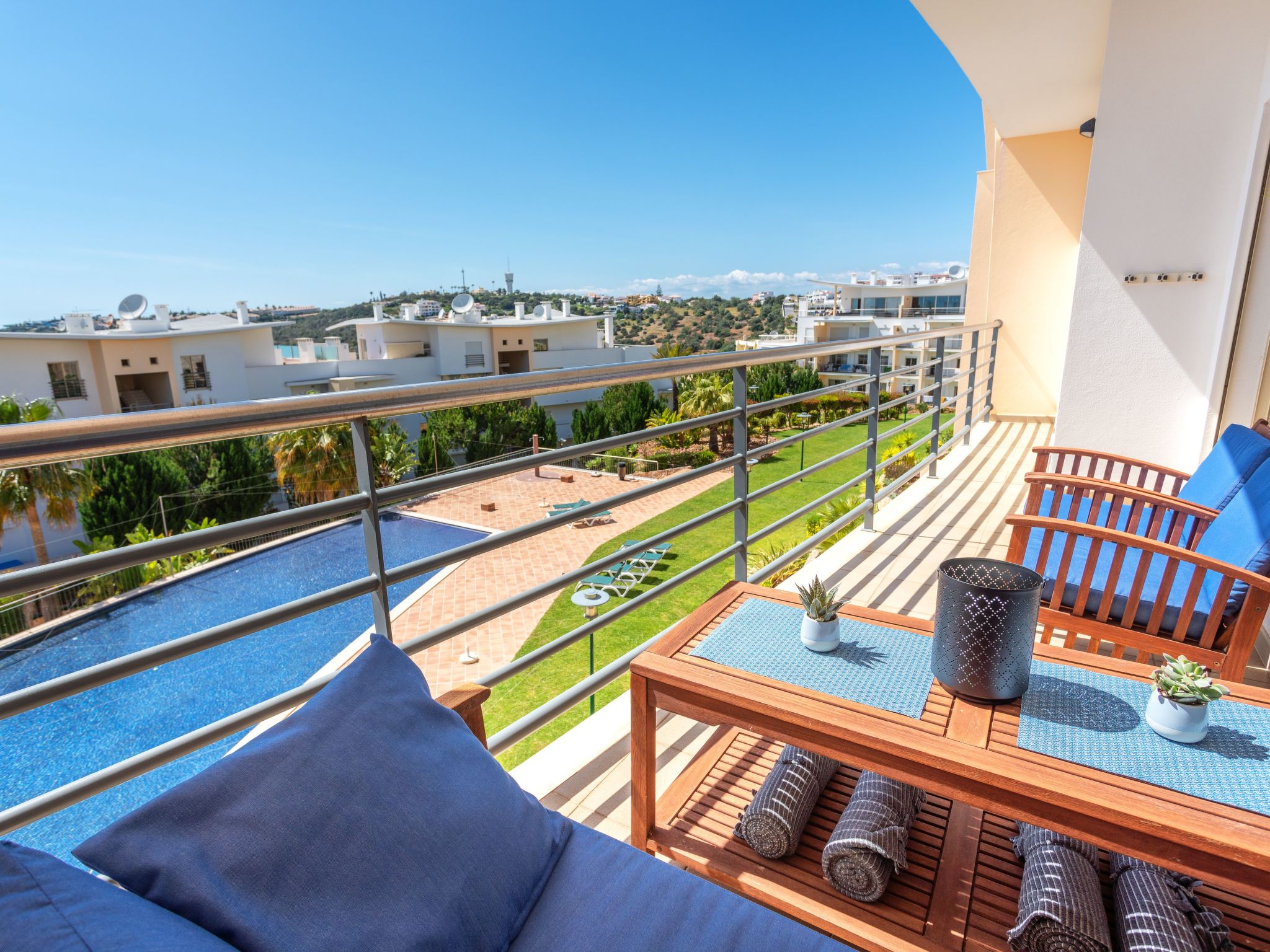 "Elena 1" mit Blick auf das Wasser-Image-tags.info