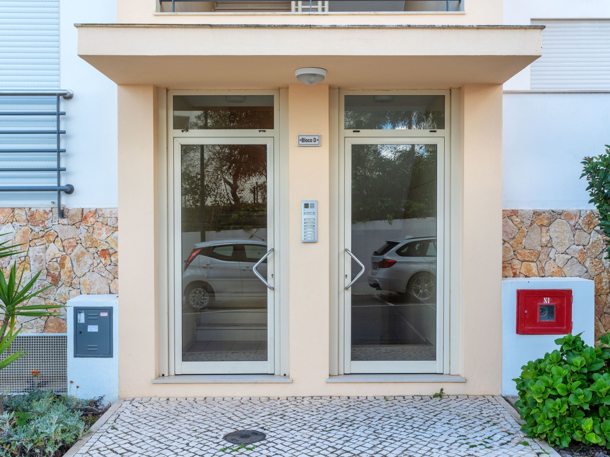 "Elena 1" mit Blick auf das Wasser-Image-tags.info