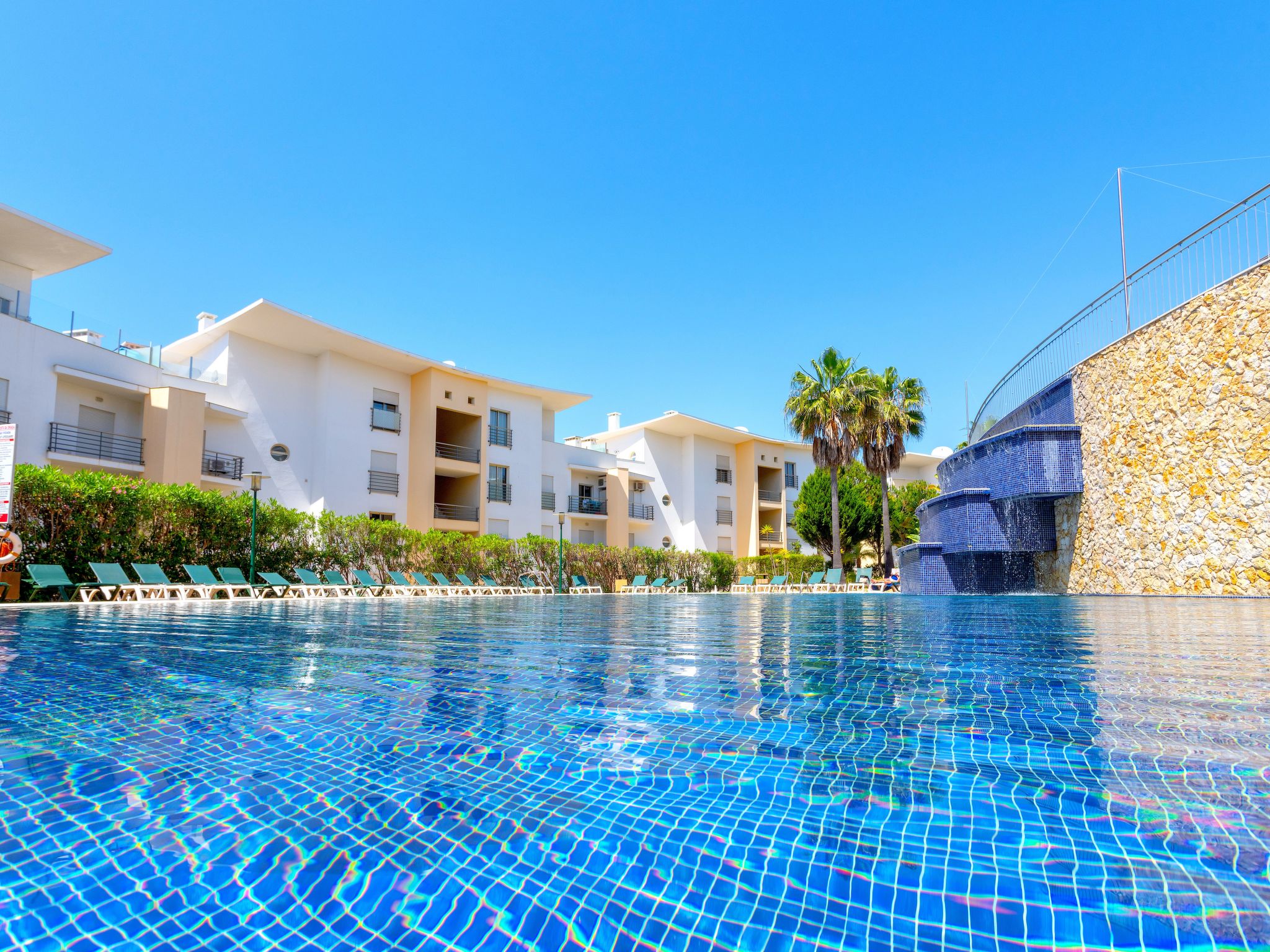 "Elena 1" mit Blick auf das Wasser-Image-tags.info