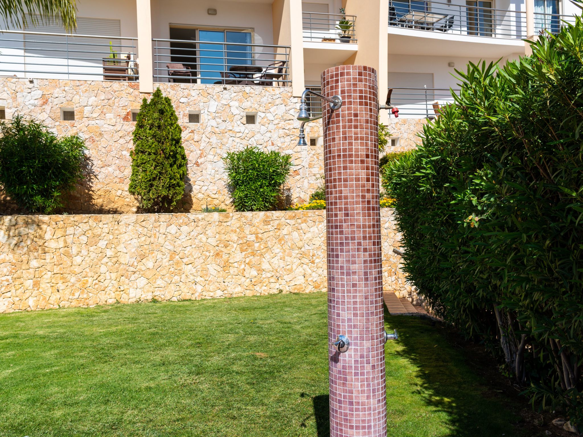 "Elena 1" mit Blick auf das Wasser-Image-tags.info