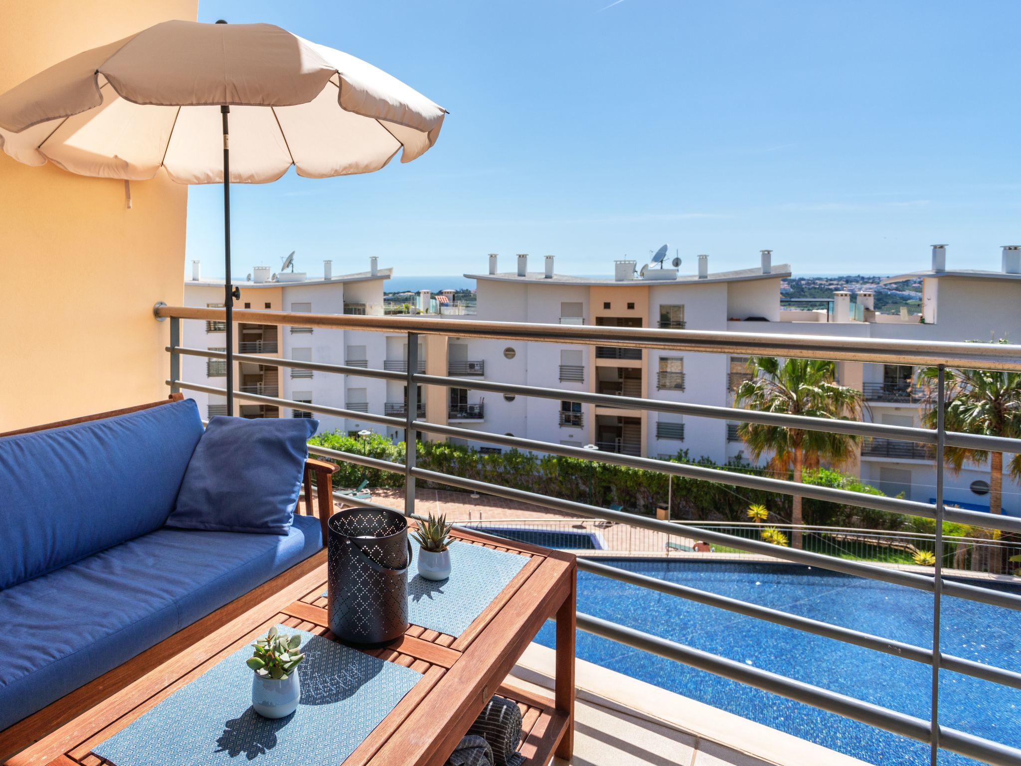 "Elena 1" mit Blick auf das Wasser-Image-tags.info