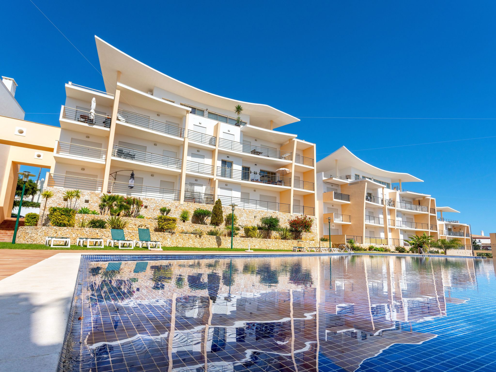 "Elena 1" mit Blick auf das Wasser-Image-tags.info