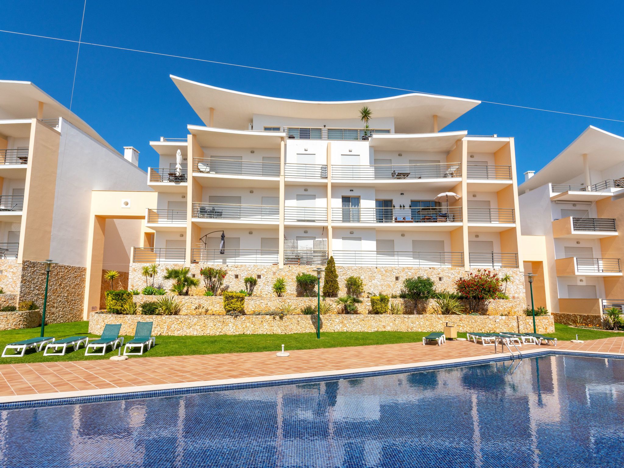 "Elena 1" mit Blick auf das Wasser-Image-tags.info