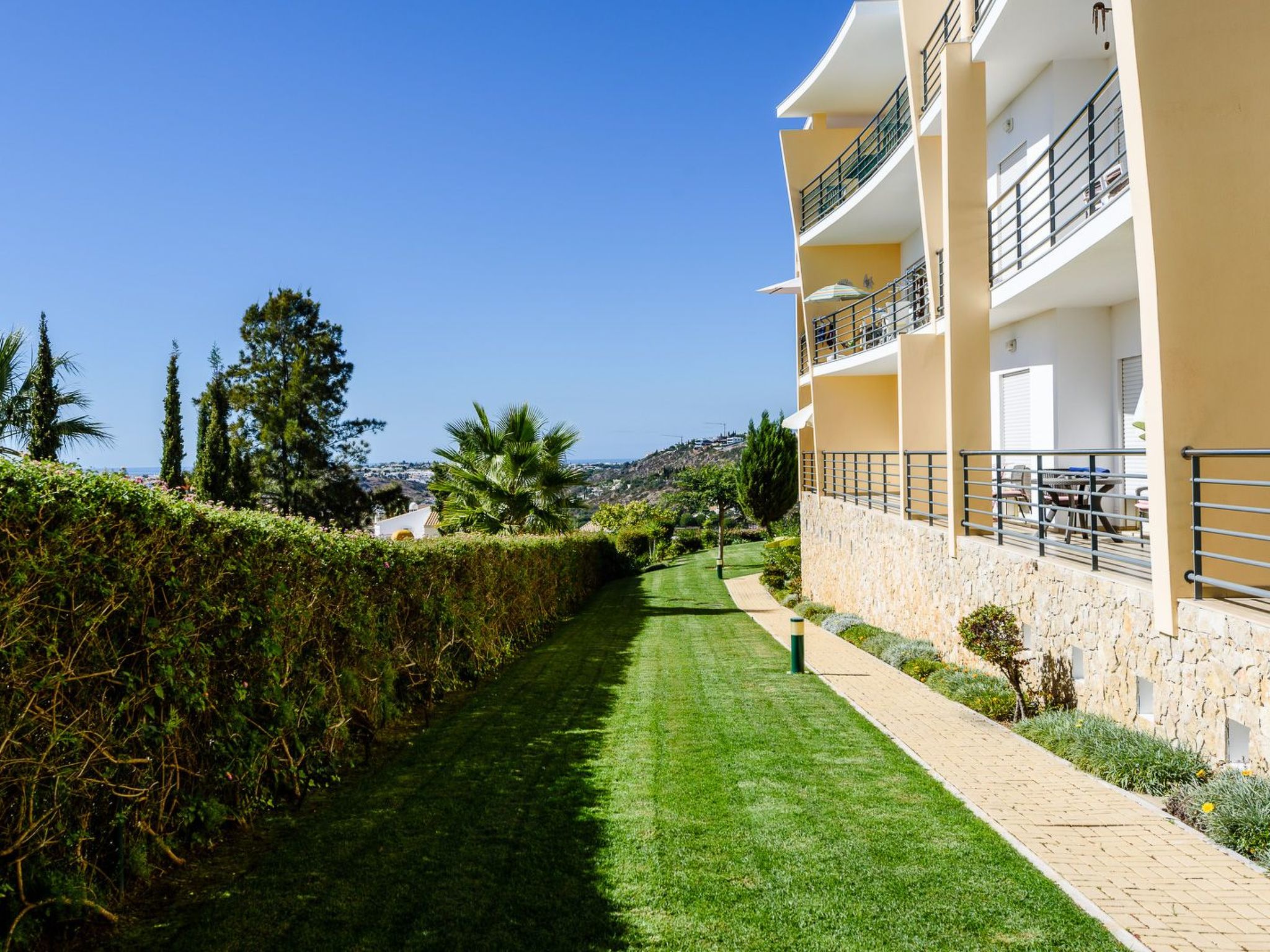 "Elena 1" mit Blick auf das Wasser-Image-tags.info