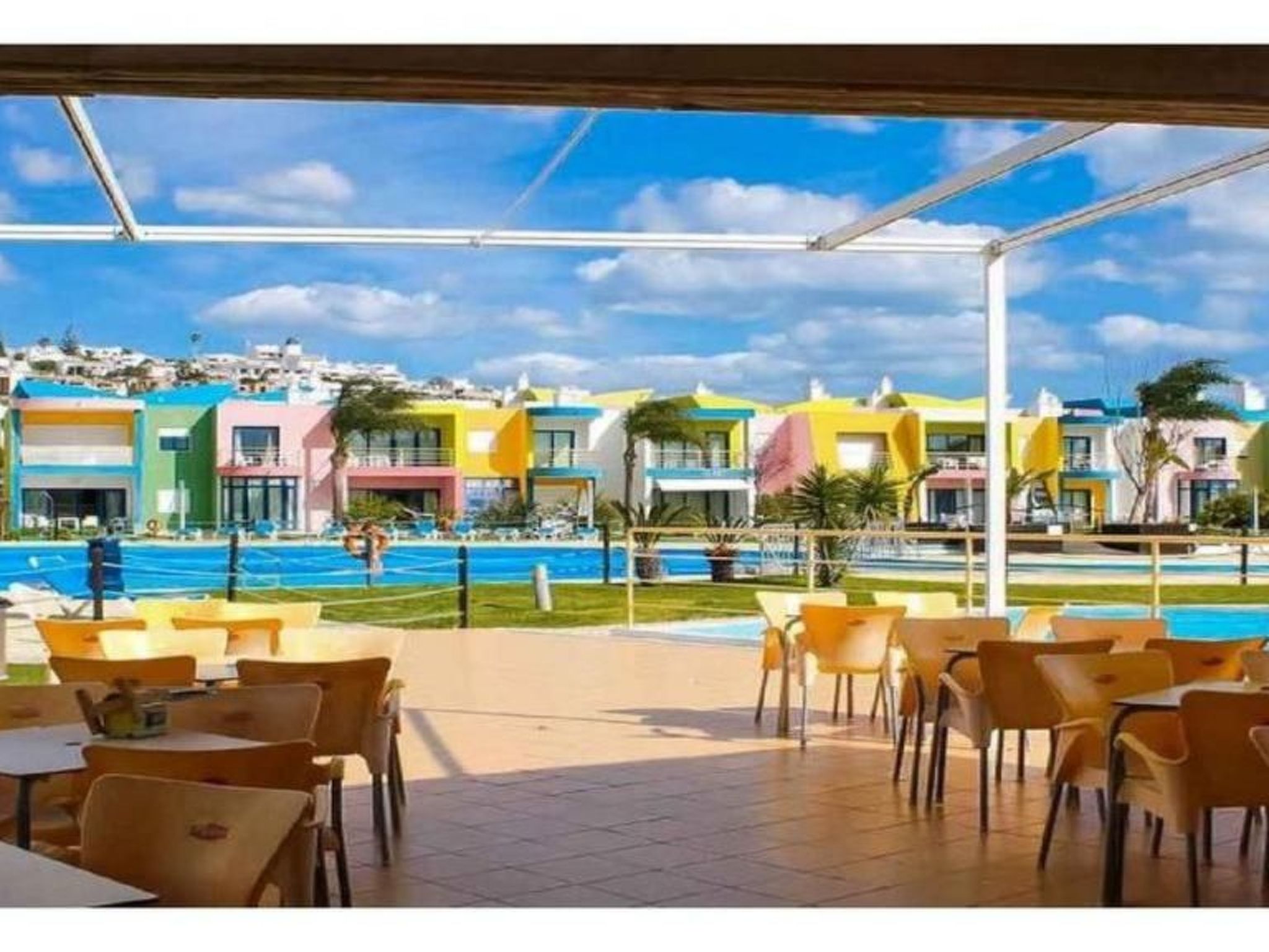 Photo of Zwei-Bett-Apartment mit großem Pool