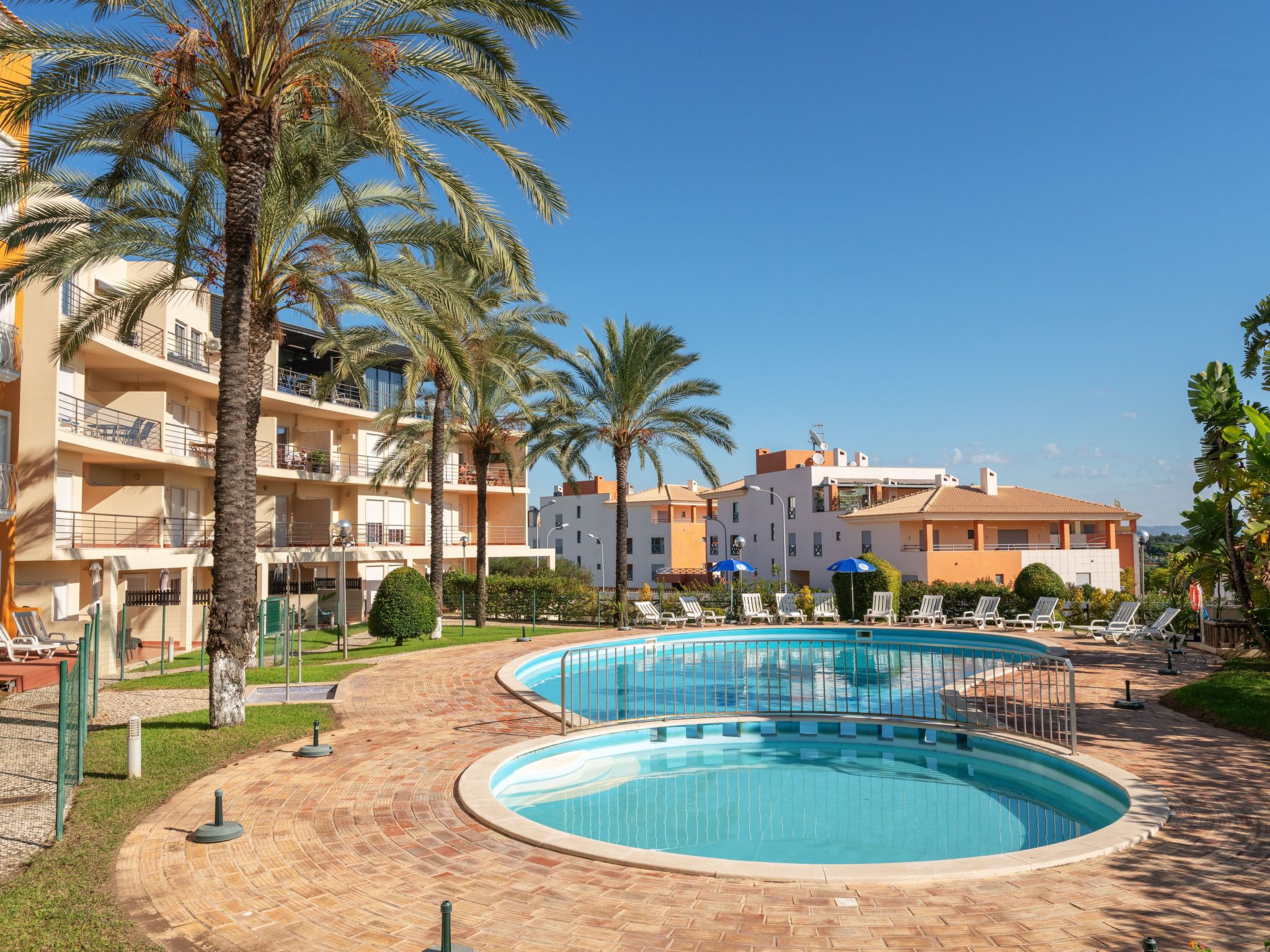 Wohnung mit Terrasse und 2 Schwimmbecken