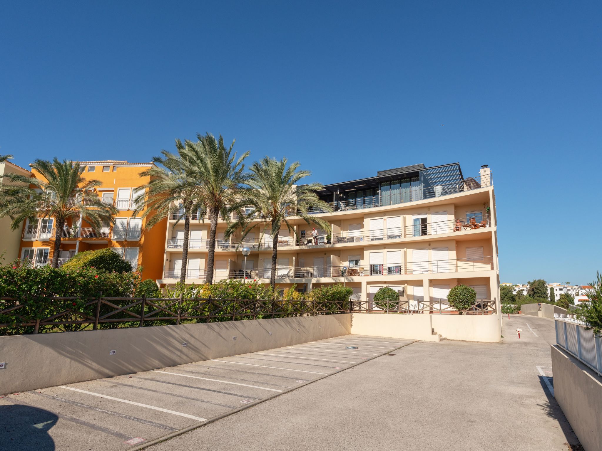 Wohnung mit Terrasse und 2 Schwimmbecken-Dehors