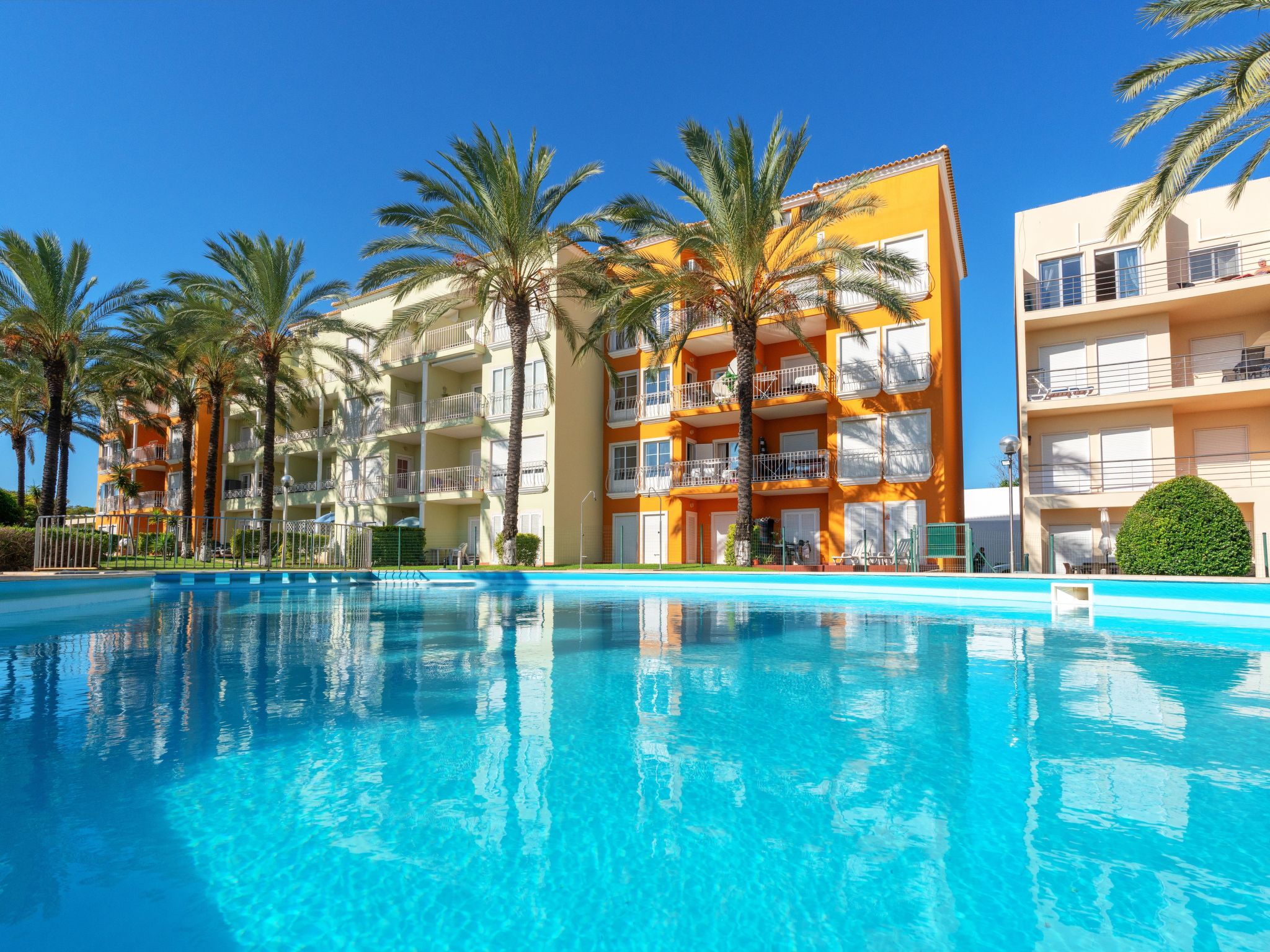 Wohnung mit Terrasse und 2 Schwimmbecken-Image-tags.info