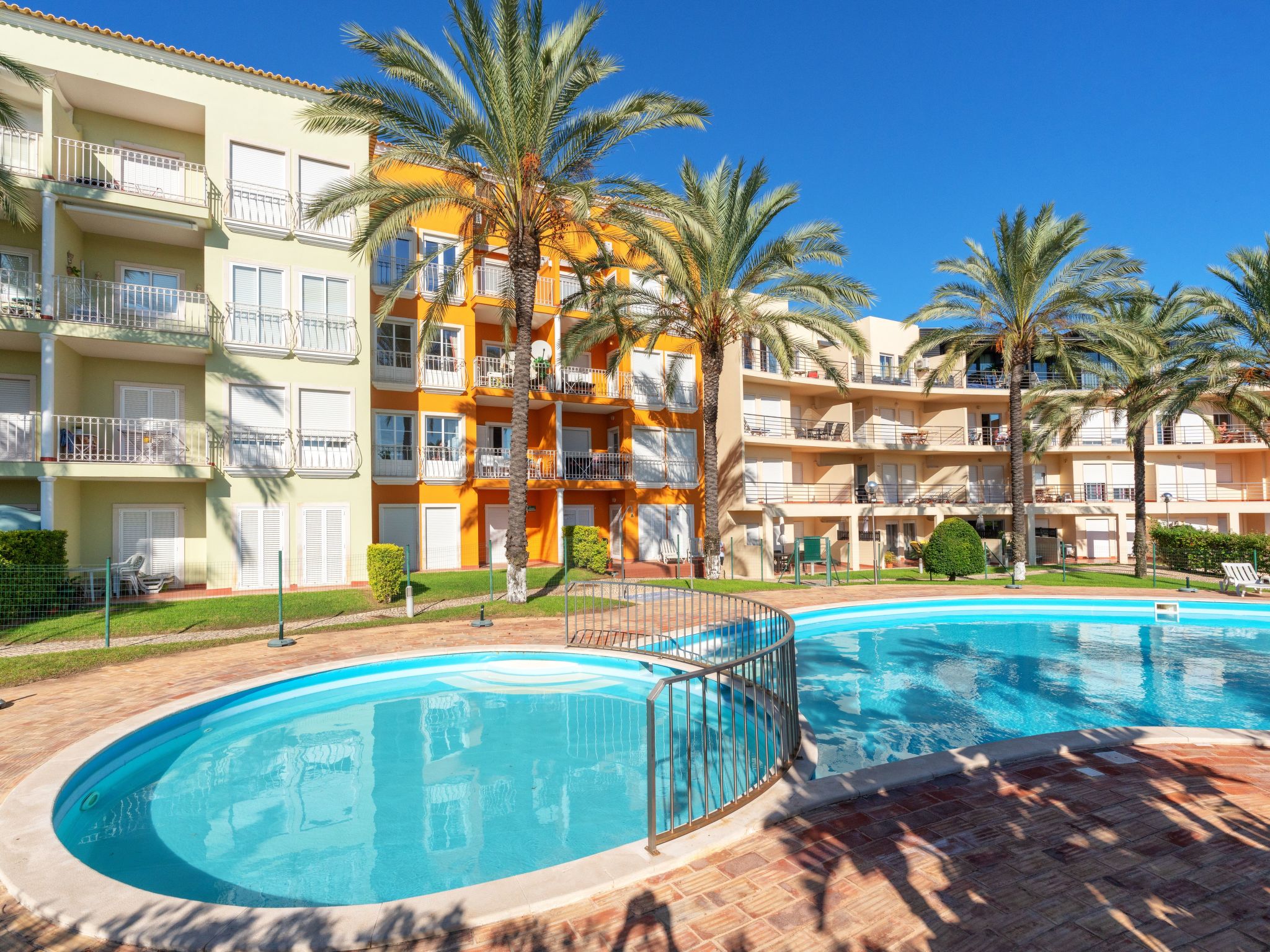 Wohnung mit Terrasse und 2 Schwimmbecken-Image-tags.info