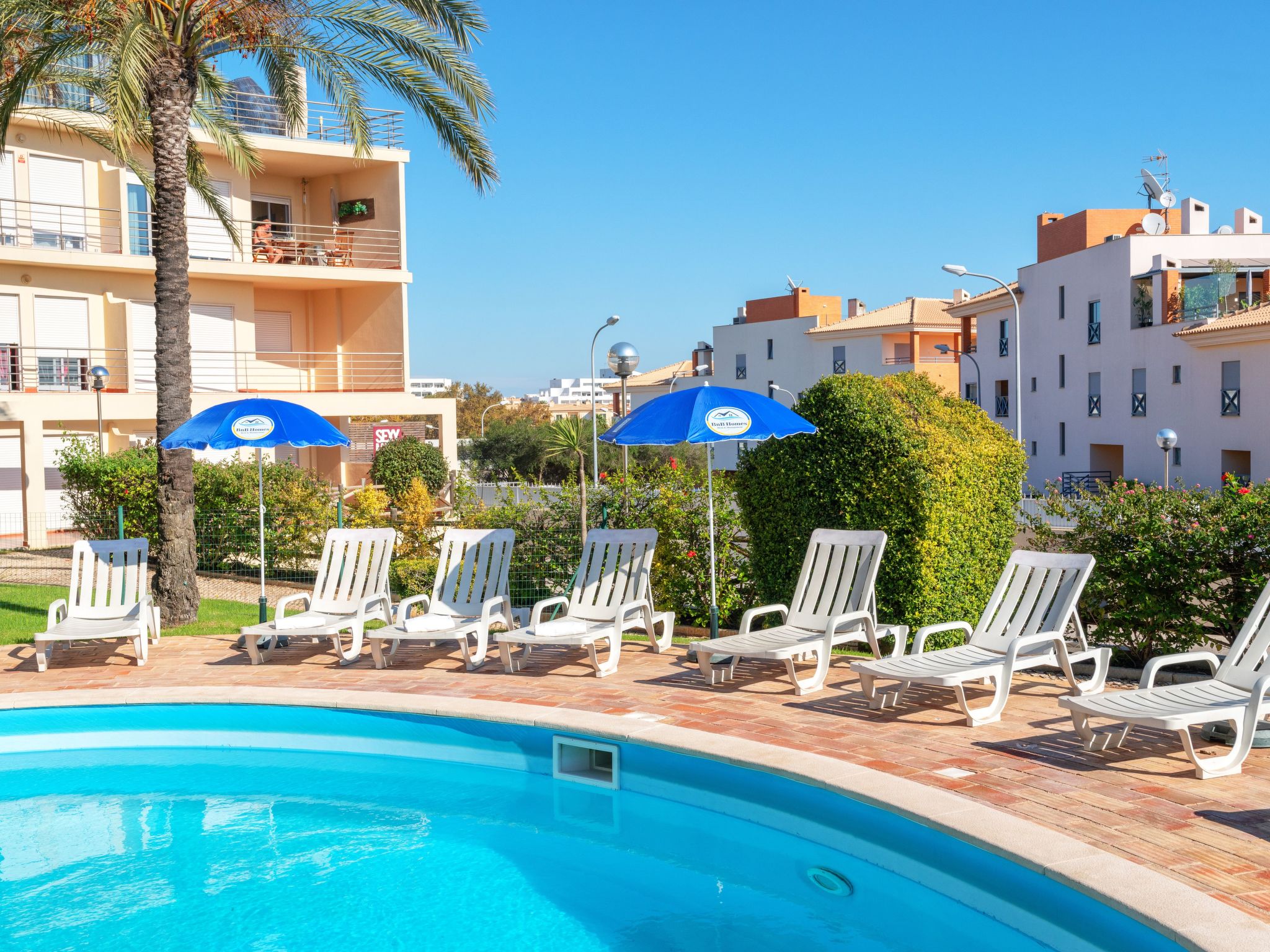 Wohnung mit Terrasse und 2 Schwimmbecken-Image-tags.info