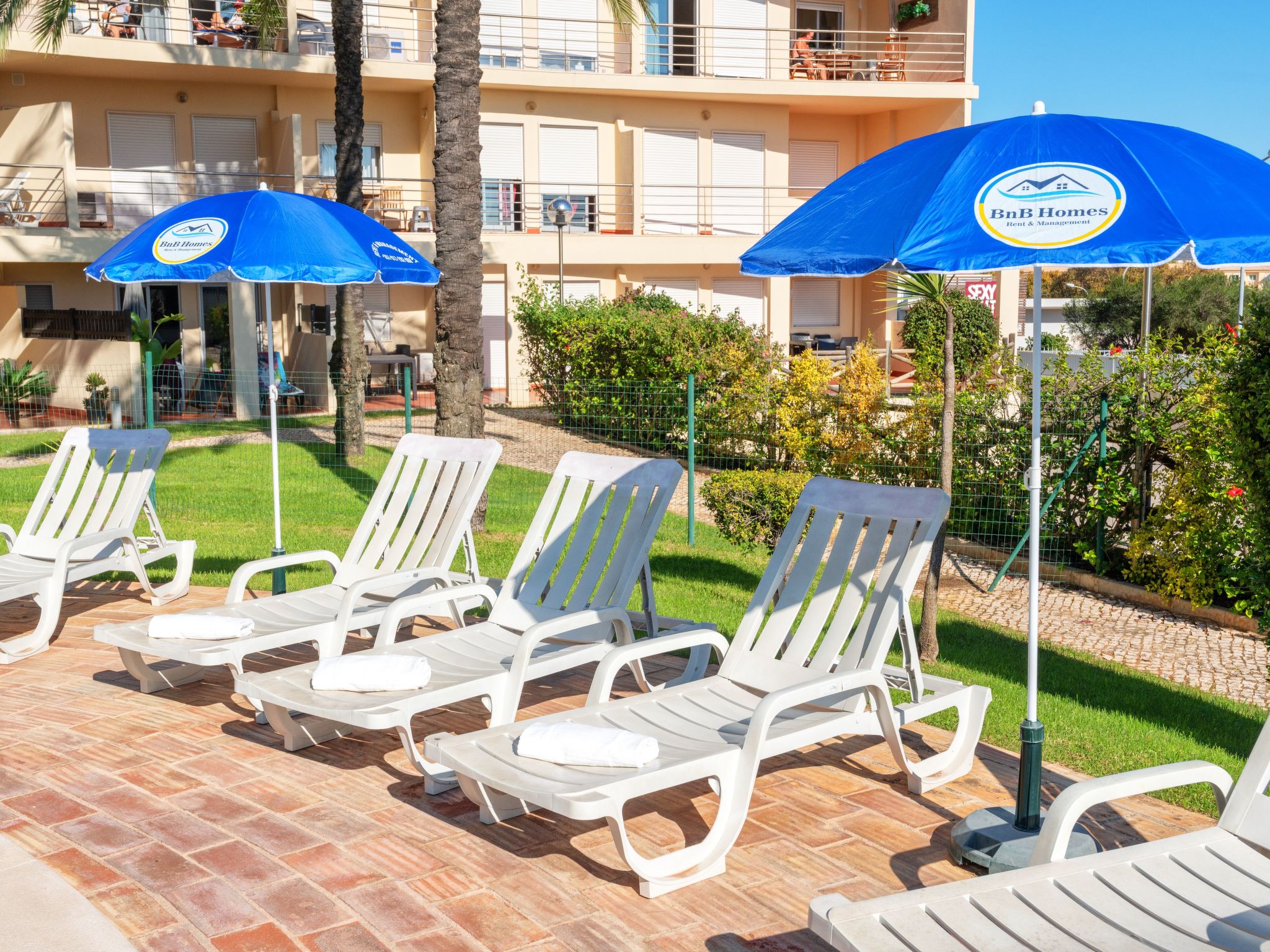 Wohnung mit Terrasse und 2 Schwimmbecken-Dehors