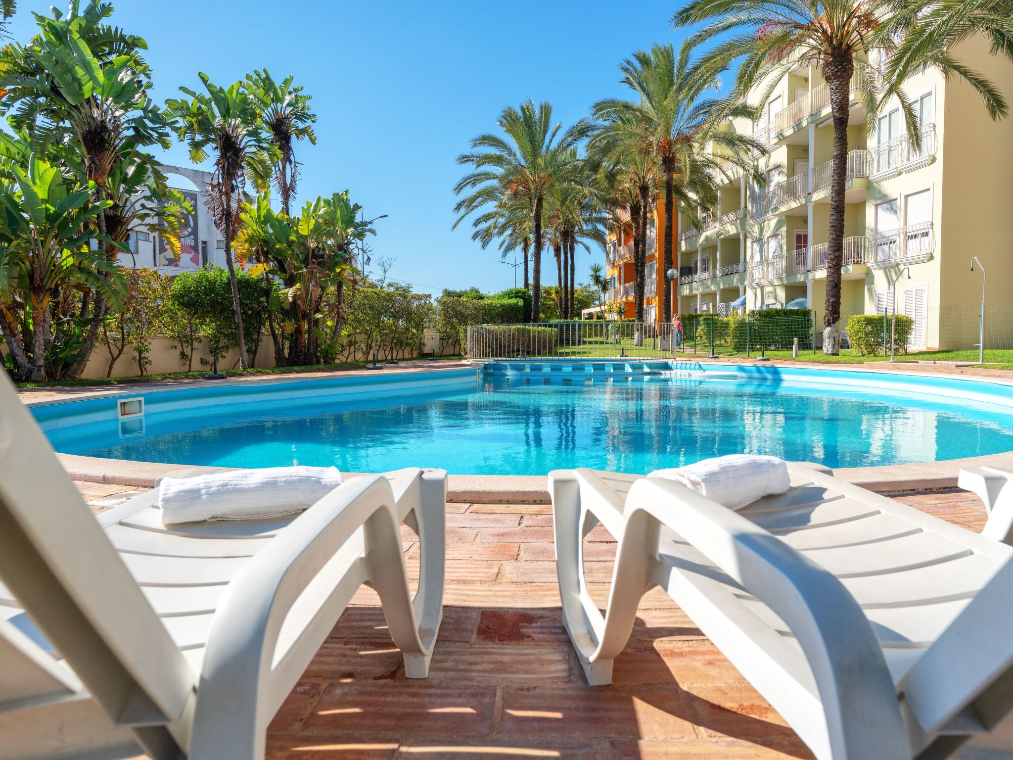 Wohnung mit Terrasse und 2 Schwimmbecken-Image-tags.info