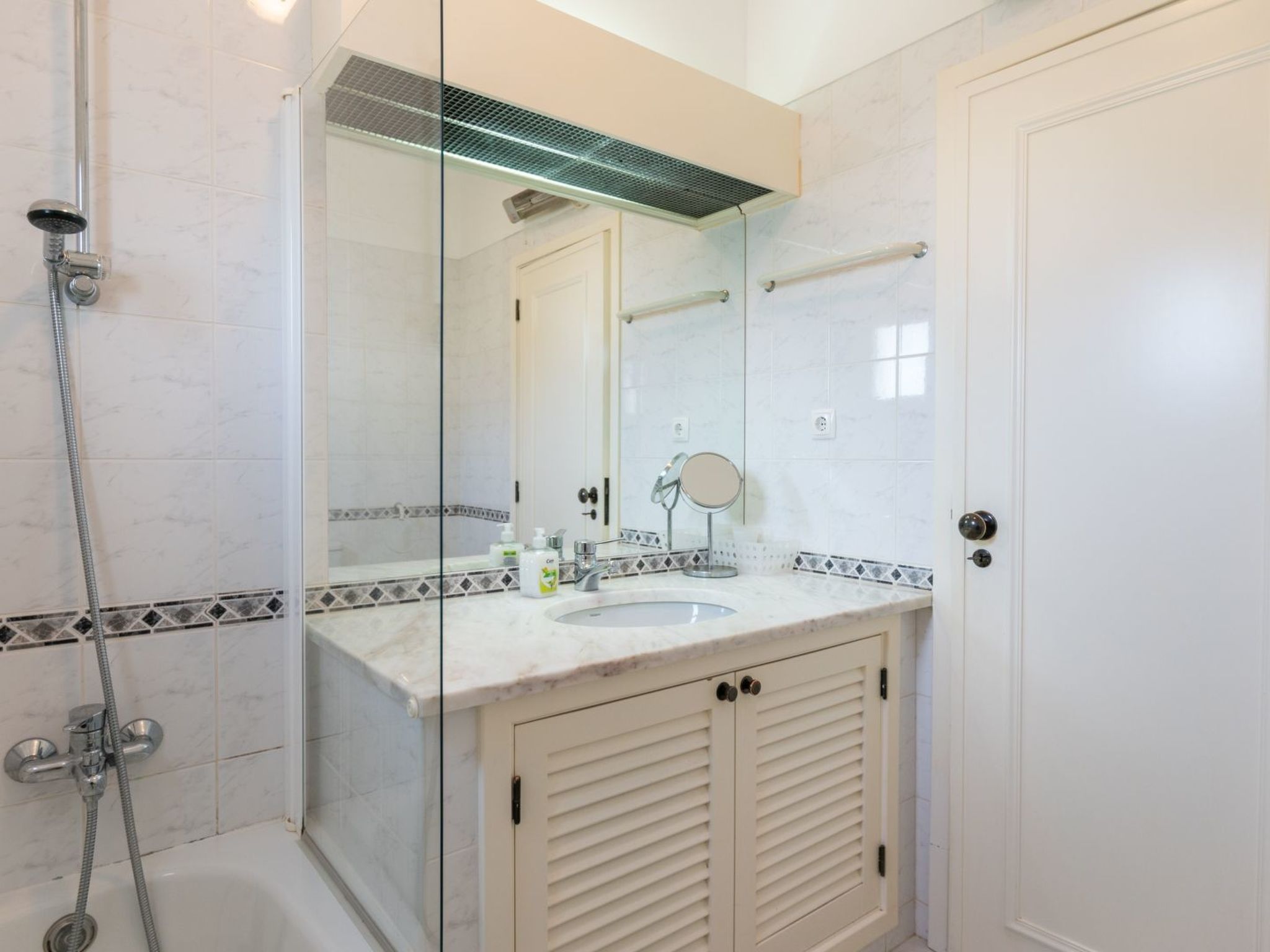 Fantastische 2-Schlafzimmer-Wohnung mit großer Terrasse-Image-tags.info