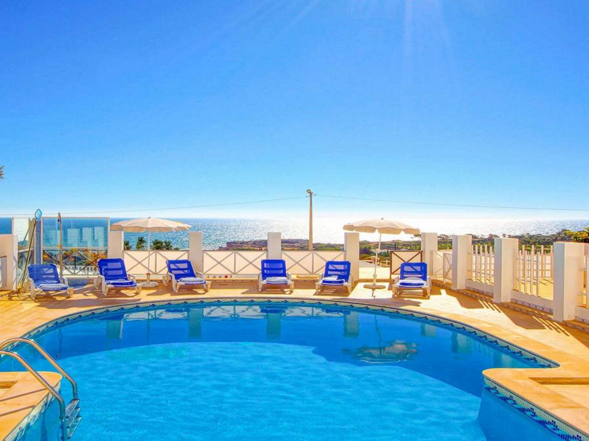 Chalet "Villa Albuar" mit eigenem Pool-Drinnen