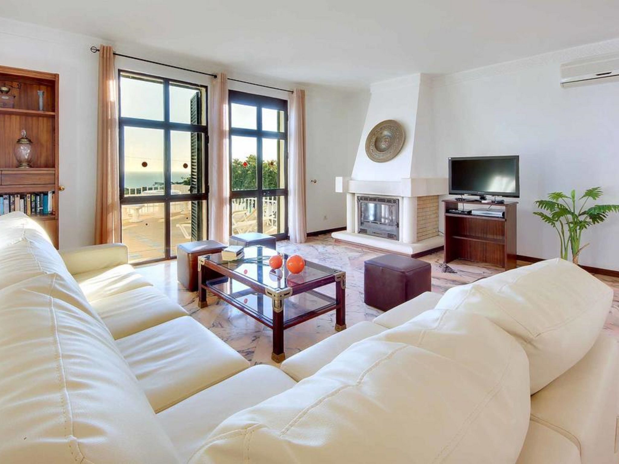 Chalet "Villa Albuar" mit eigenem Pool-Drinnen