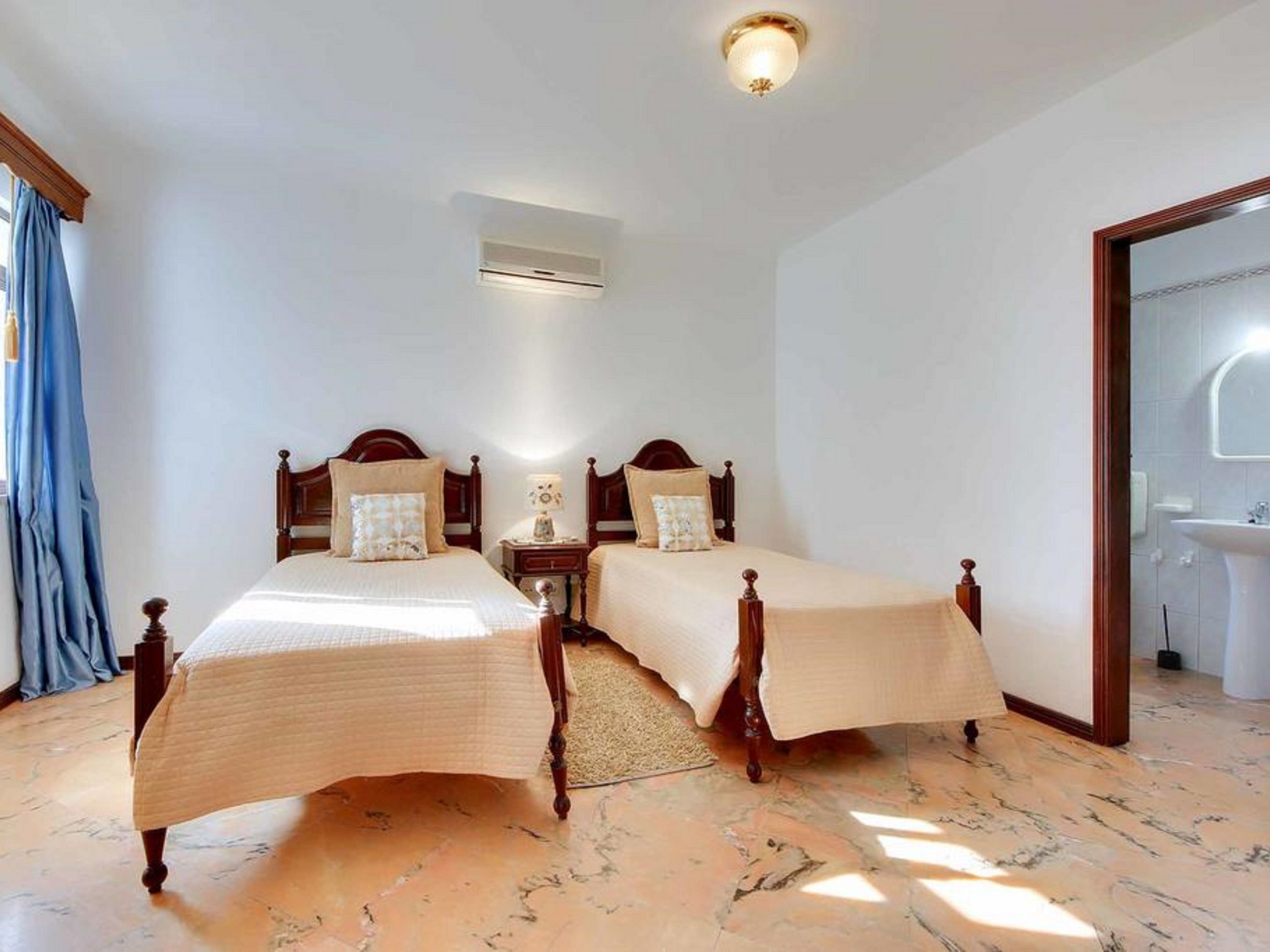 Chalet "Villa Albuar" mit eigenem Pool-Drinnen