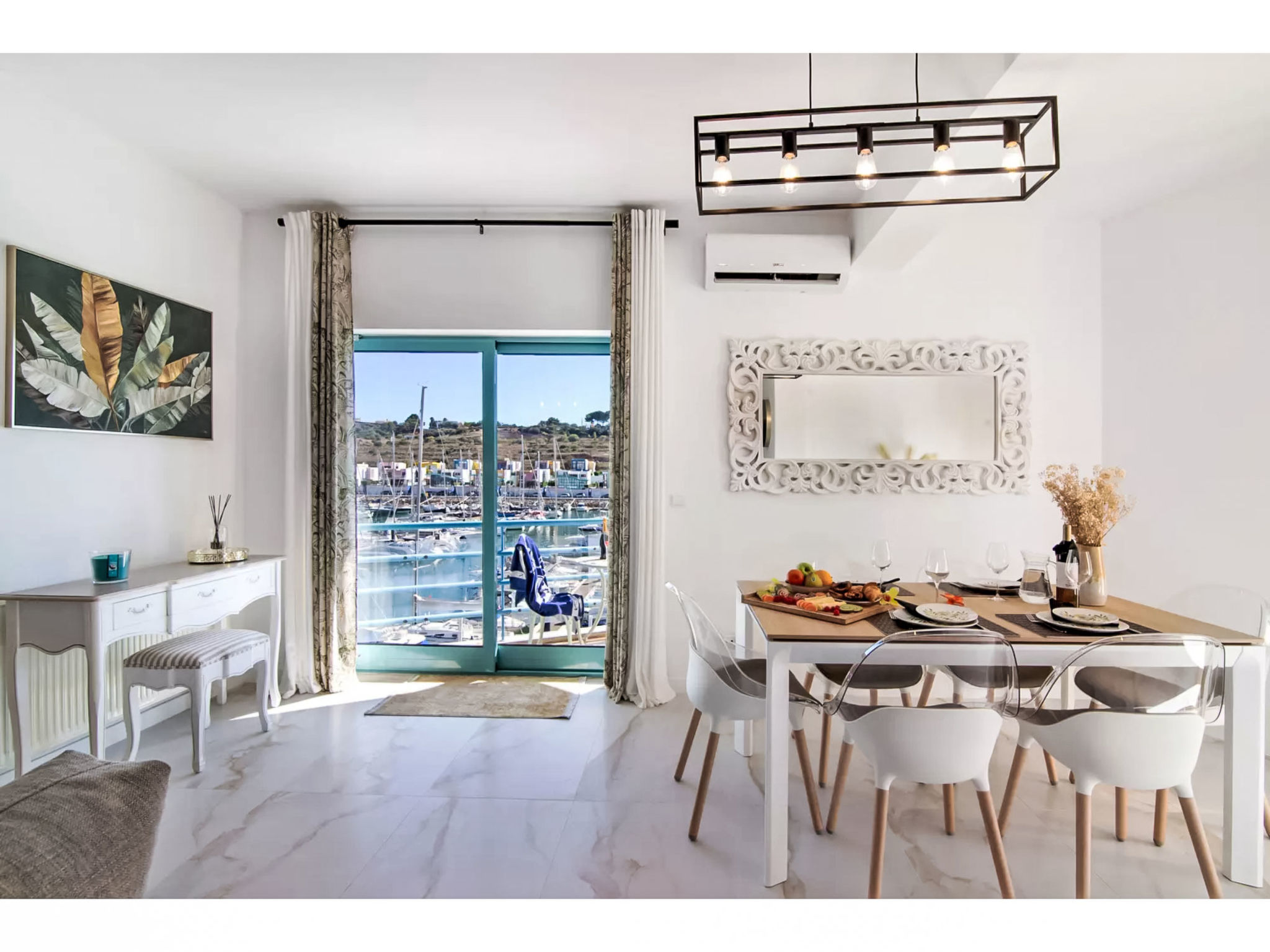 W Marina - Sunny Way-Binnen