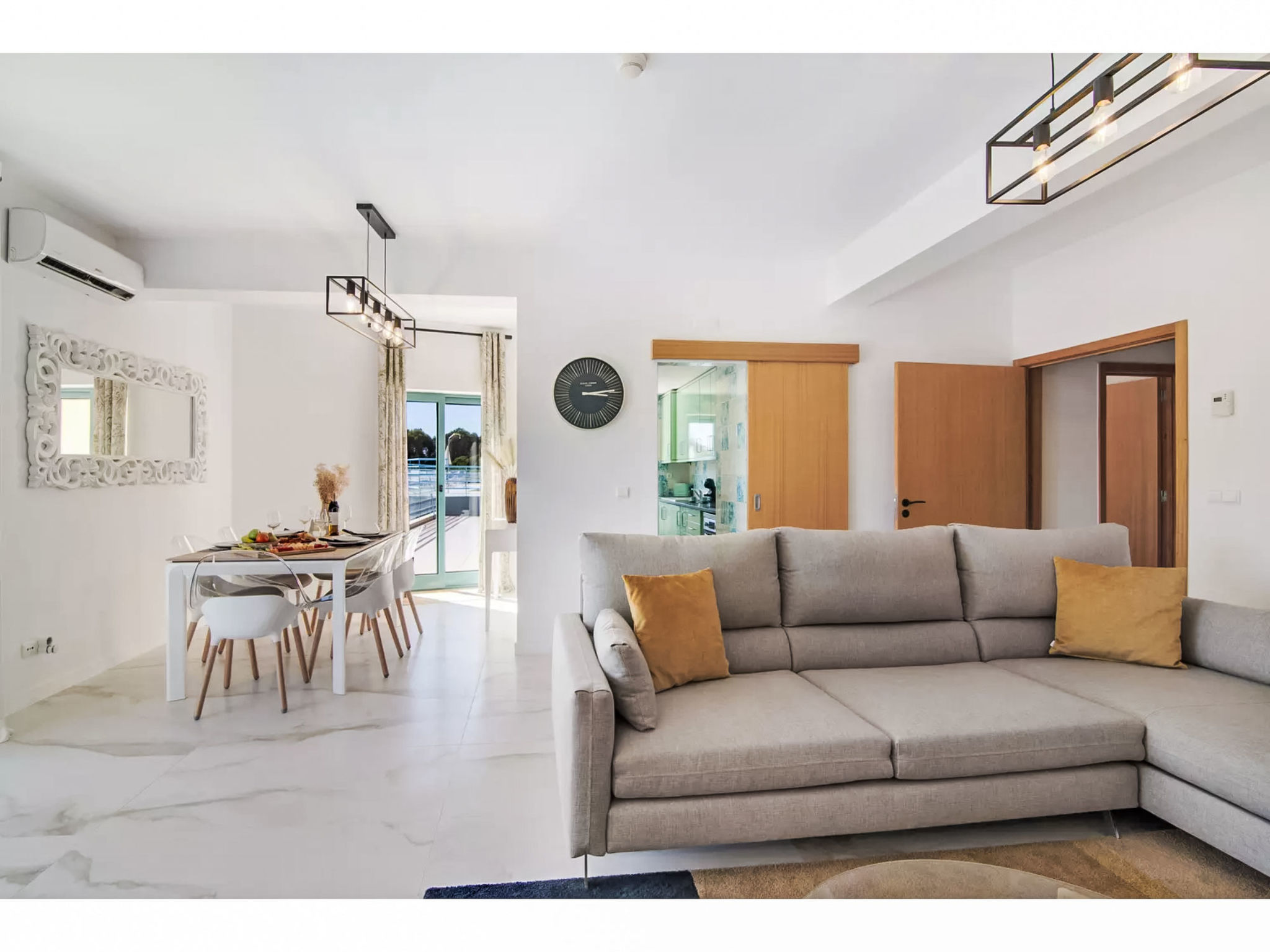 W Marina - Sunny Way-Binnen